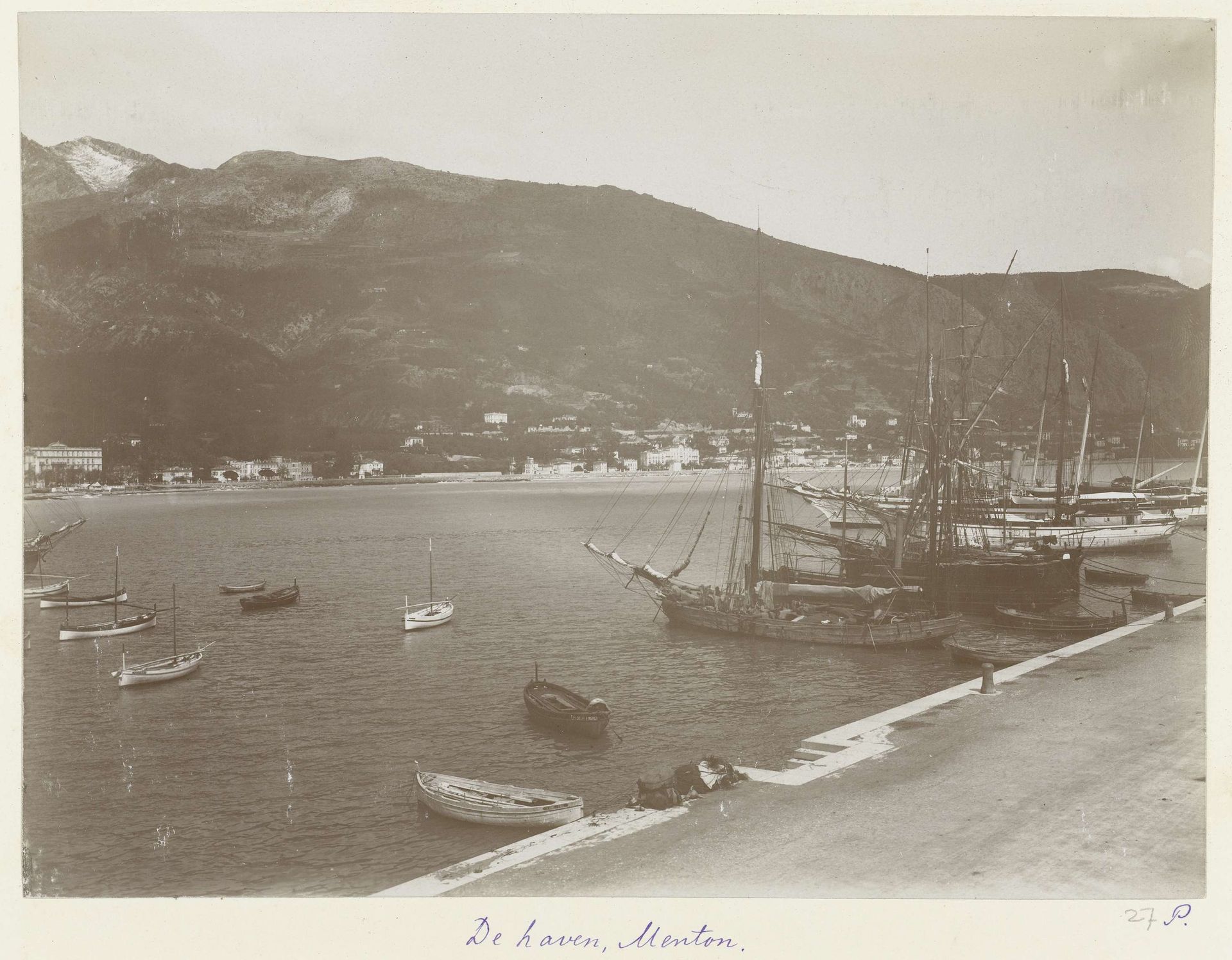 Gezicht op de haven van Menton met aangemeerde zeilschepen by Henry Pauw van Wieldrecht