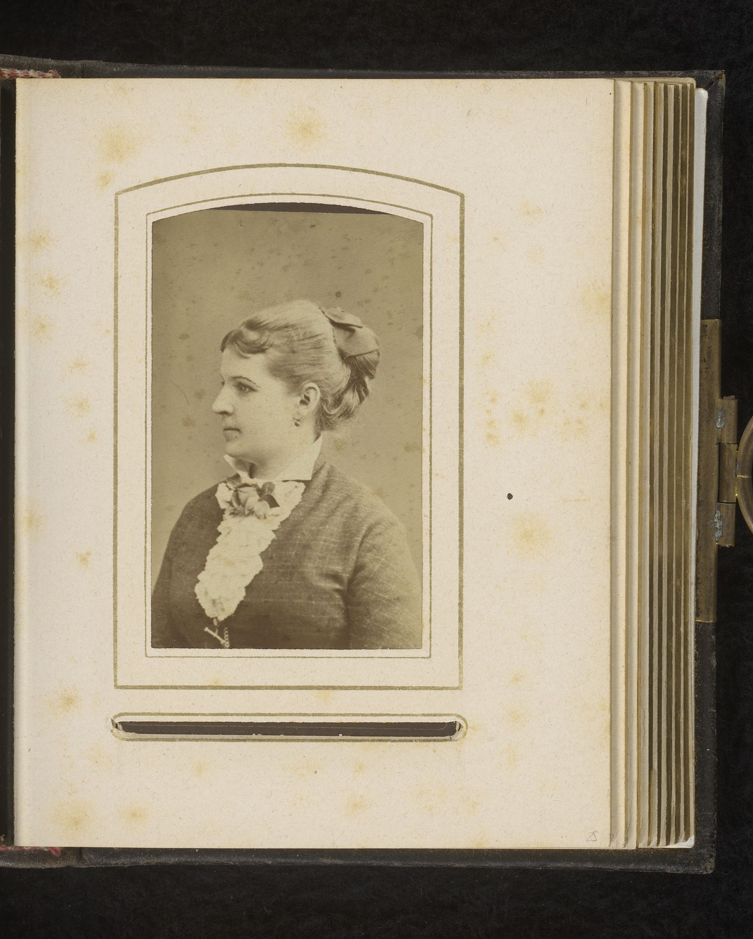 Portret van een vrouw by C. Cossmann