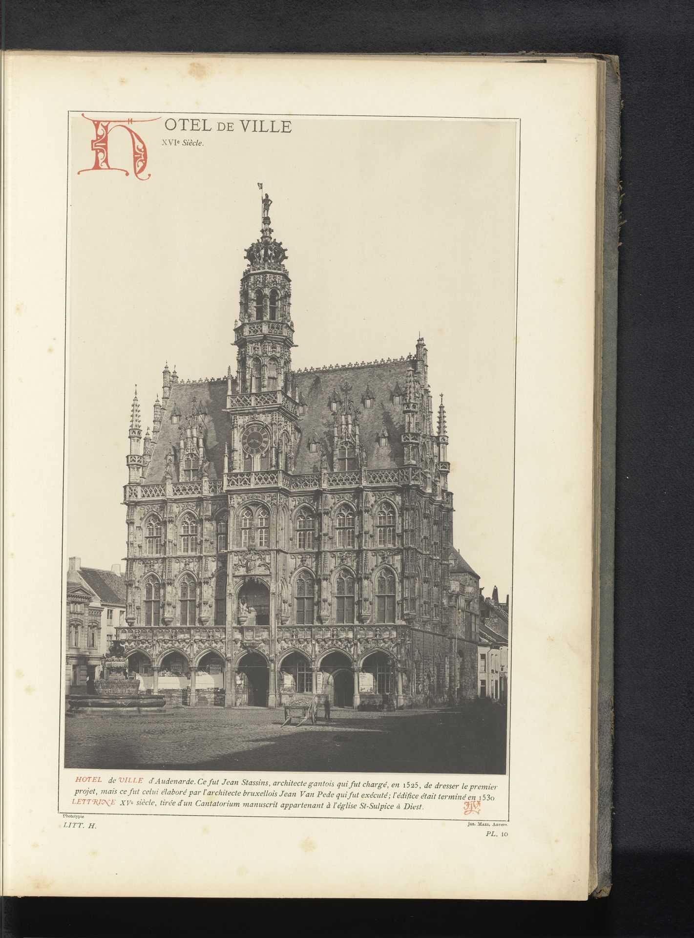 Gezicht op het stadhuis van Oudenaarde, België by Anonymous