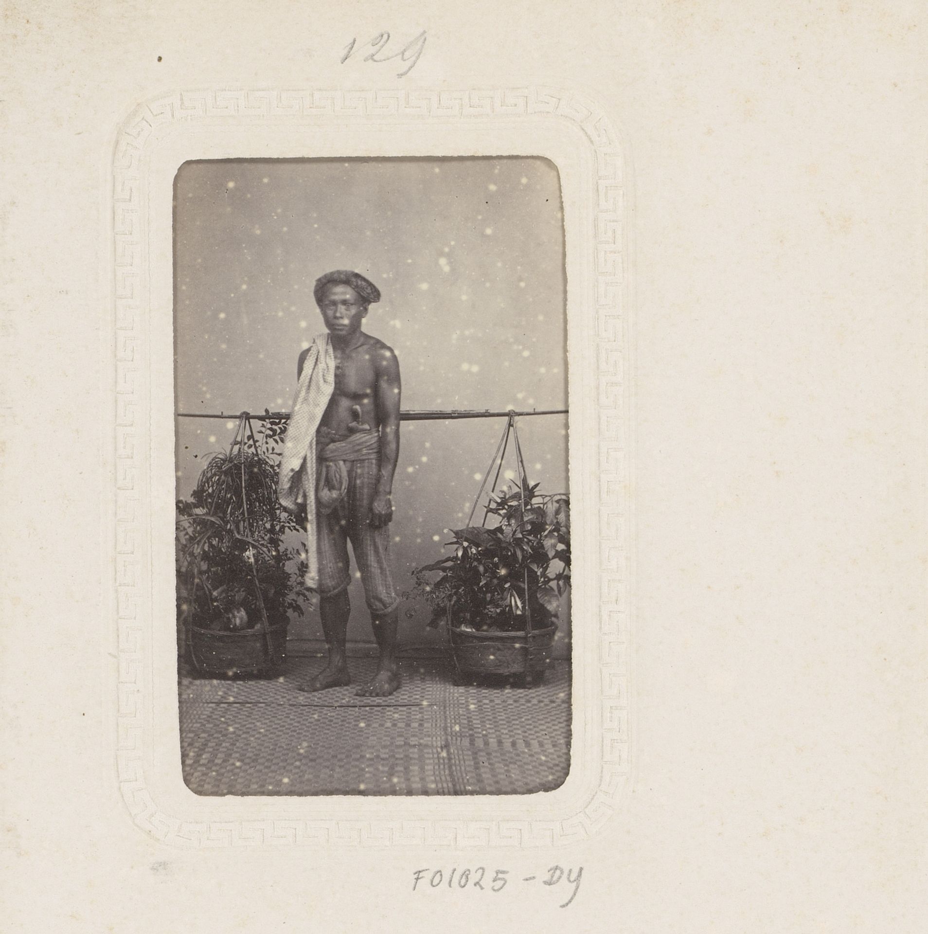 Portret van een Indonesische plantendrager by Woodbury & Page