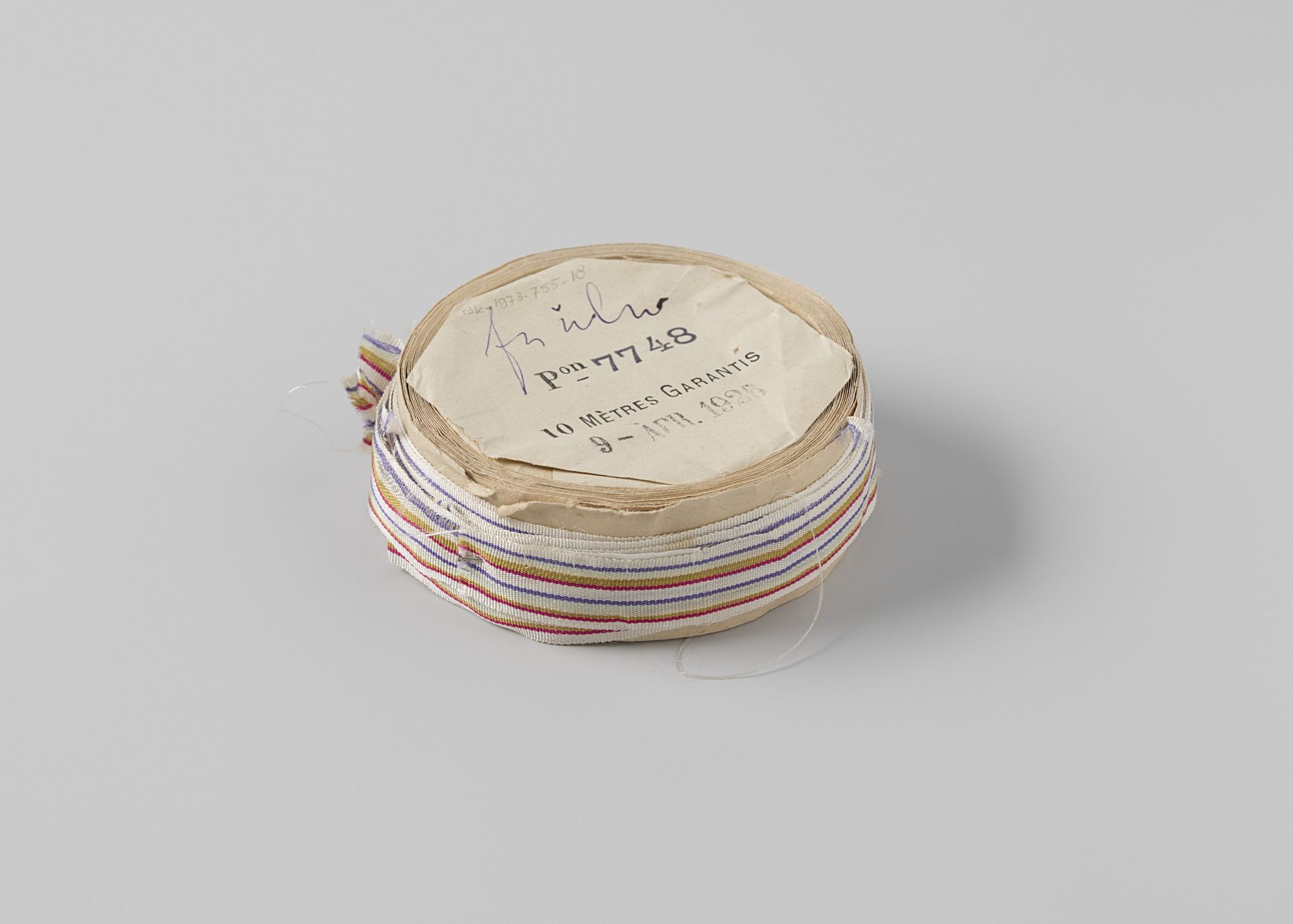 Lint op rol, gestreept in wit, rood, oker, lichtblauw en lila by Gustav Schnitzler