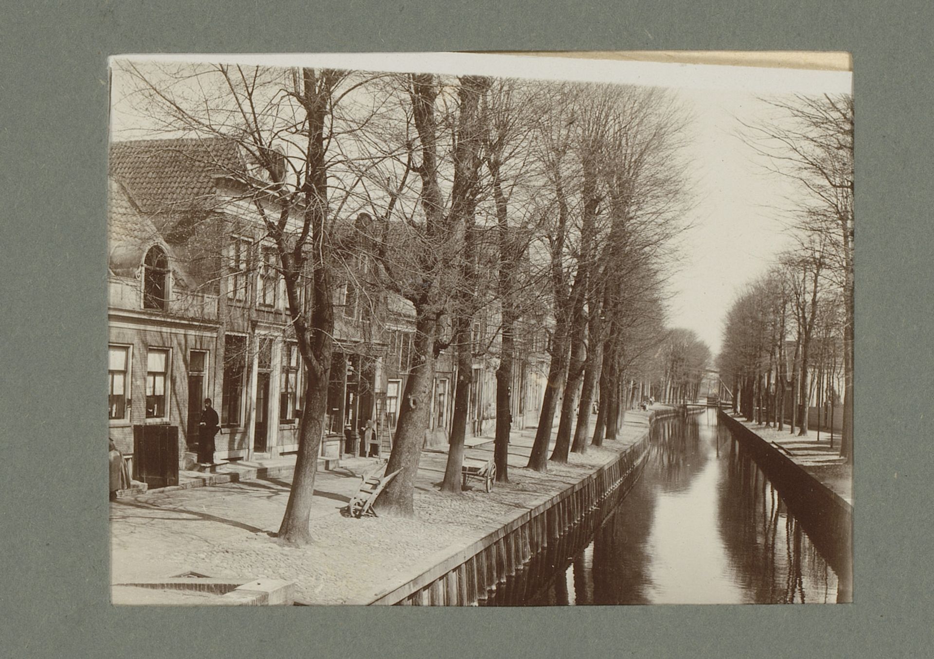 Gezicht op een gracht of vaart by G. Hidderley