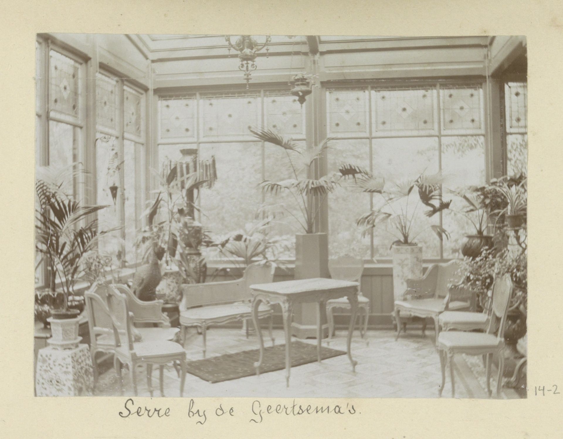 Interieur van de serre bij familie Geertsema by Hendrik Herman van den Berg