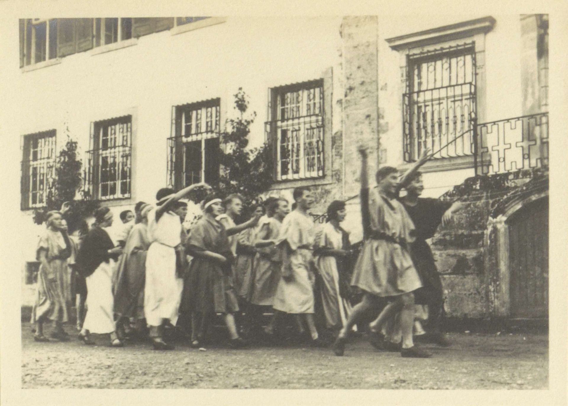 Leerlingen van Schule Schloss Salem tijdens een dramatische uitvoering by Anonymous