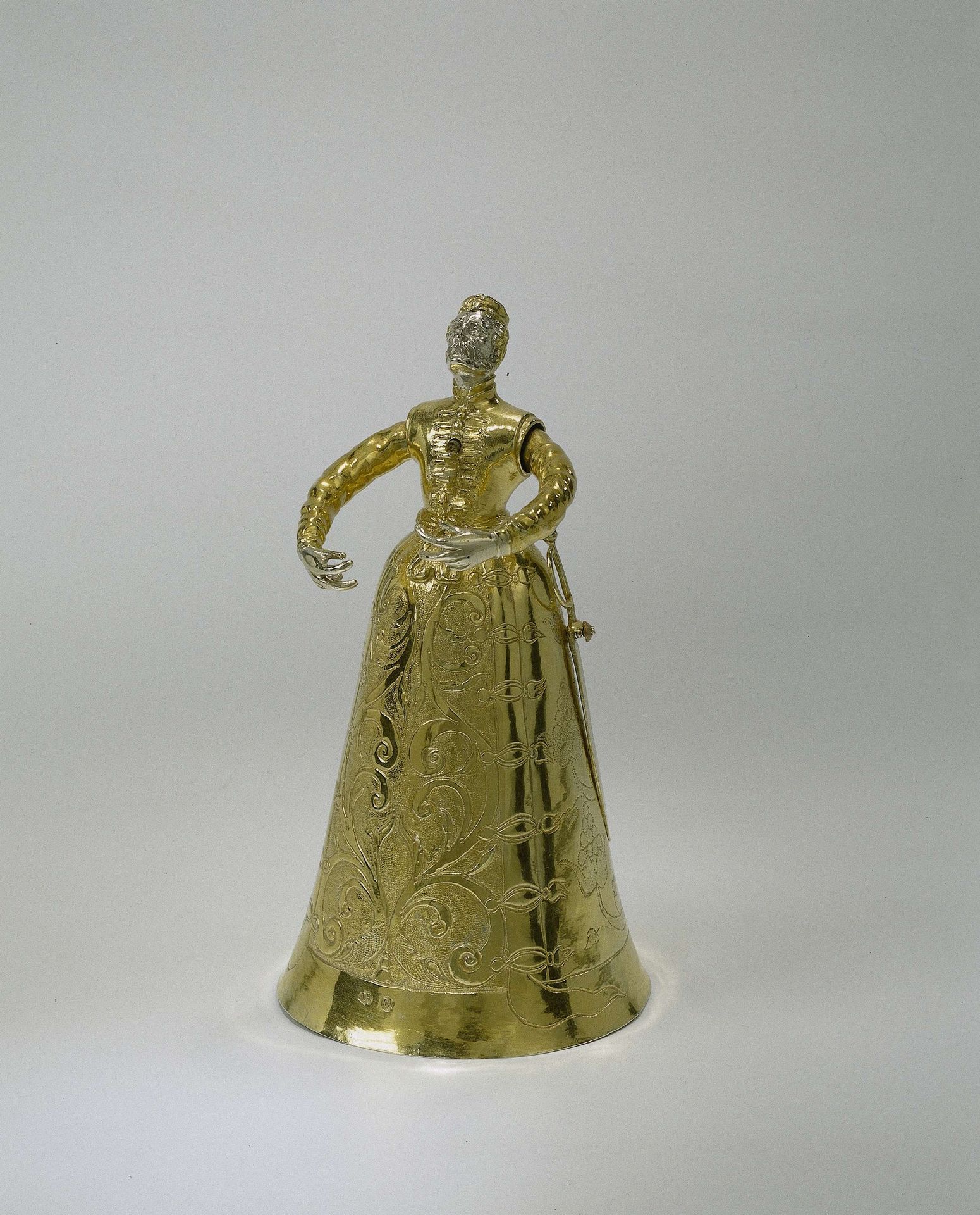 Beker, ook wel Frauenbecher genoemd, in de vorm van een mannenfiguur met beweegbare armen. Kelk in de vorm van een uitstaande rok by Jörg Ruel