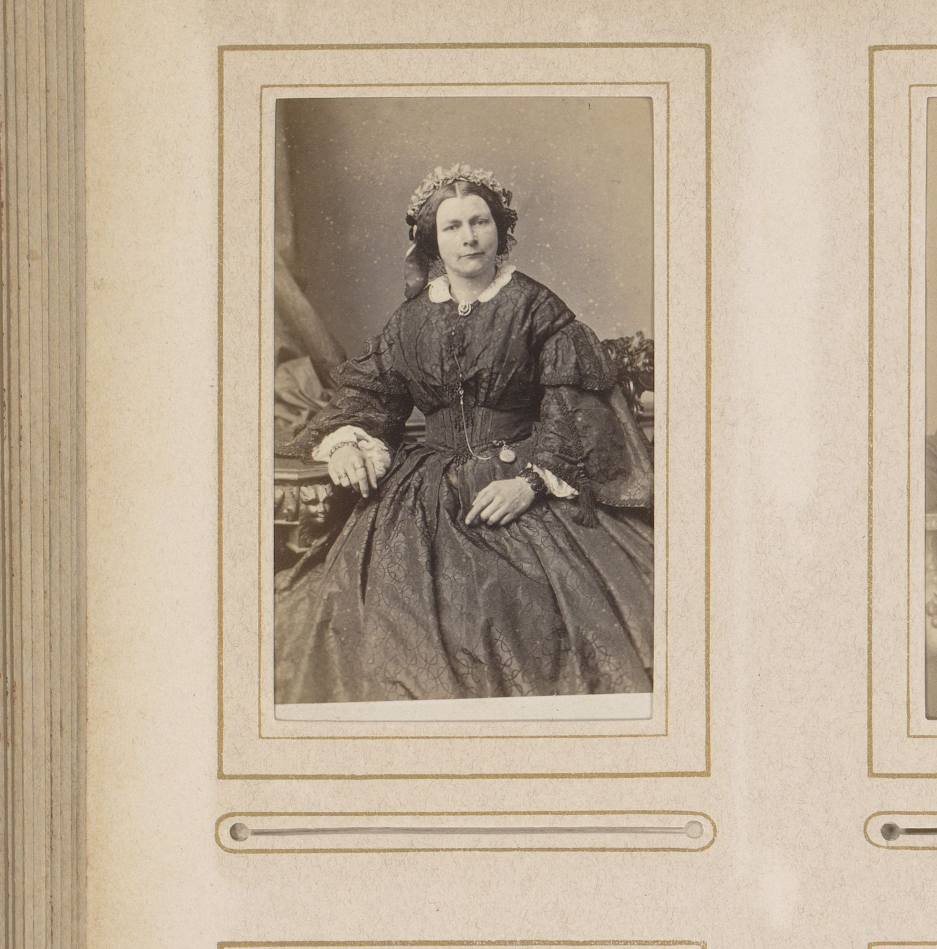 Portret van een zittende vrouw met muts by Matthijs Adolph Conen