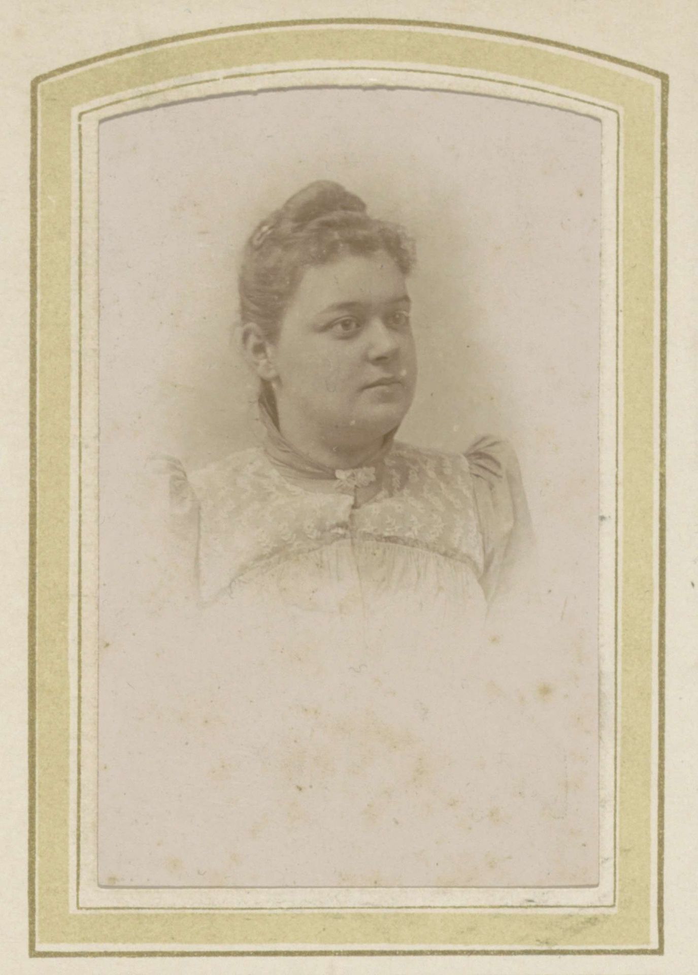 Portret van een vrouw met opgestoken haar en een broche by Carel Gustaaf Hisgen