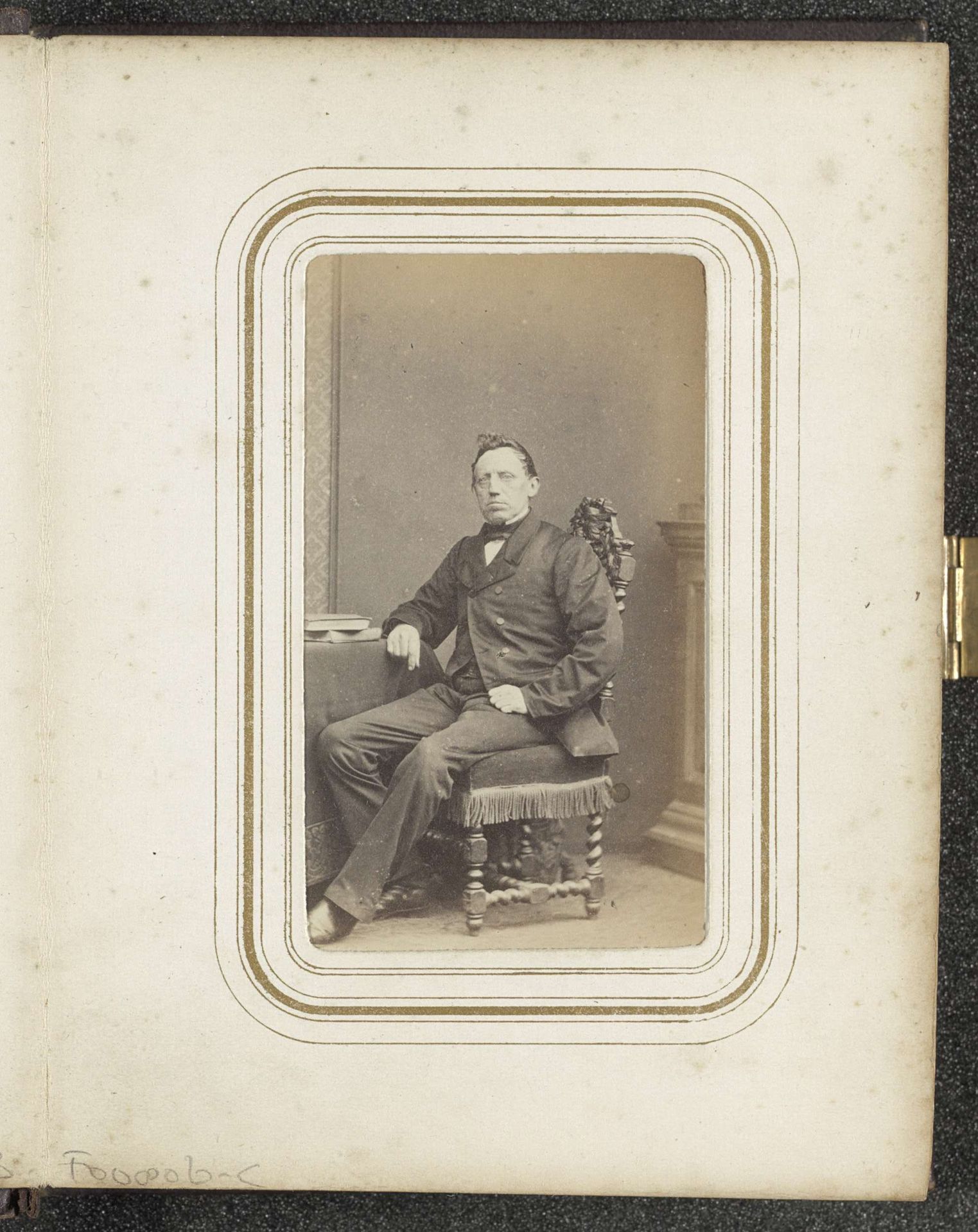 Portret van een zittende man in een jas by Wegner & Mottu