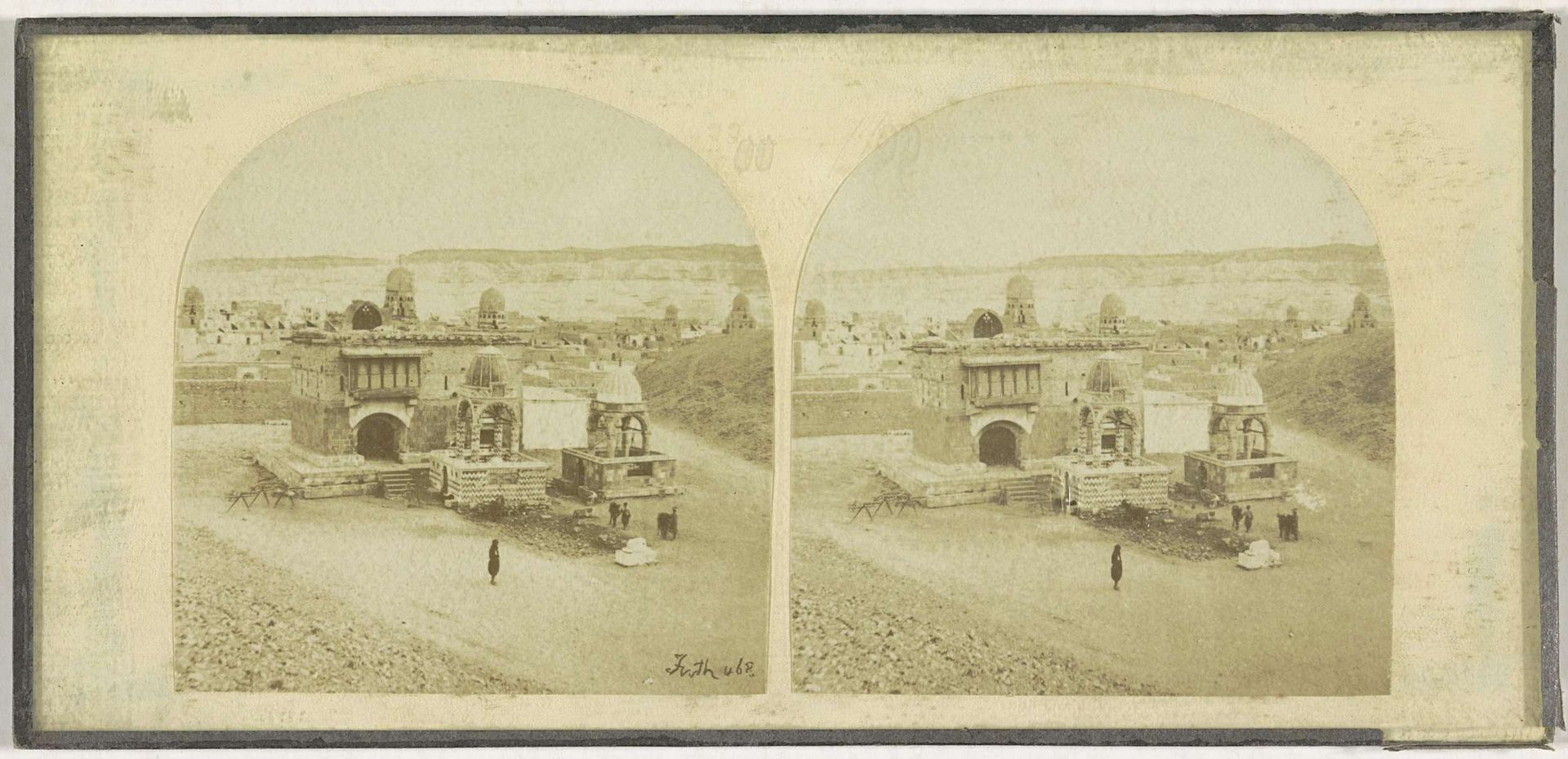 Gezicht op een tempel (?) in Caïro, Egypte by Francis Frith