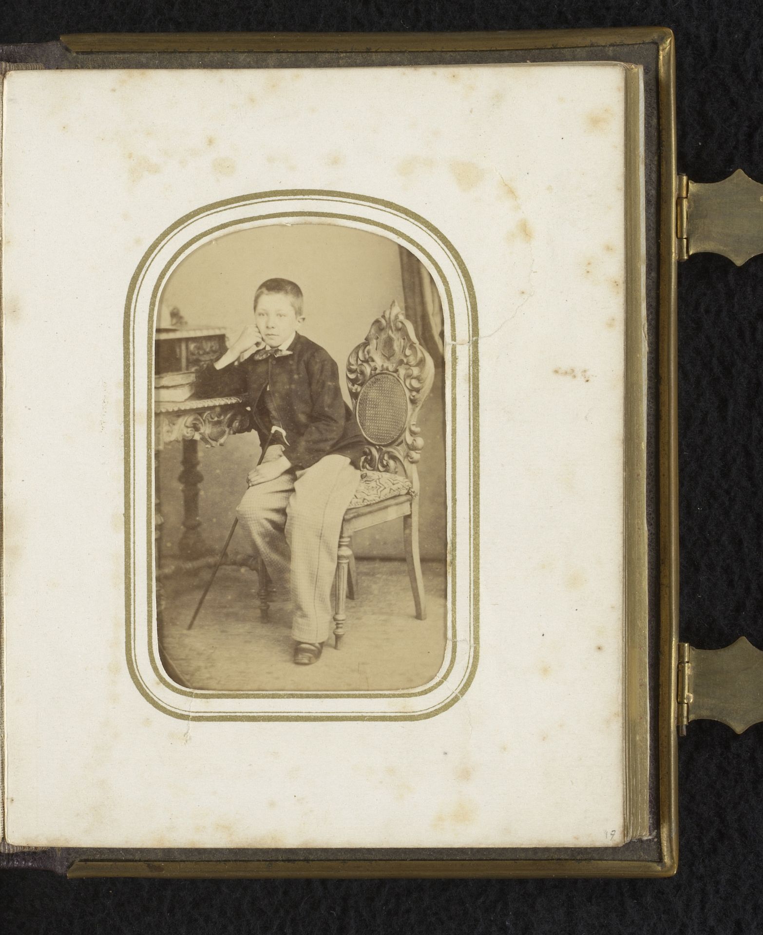 Portret van een jongen, zittend op een stoel met wandelstok by Herman Bückmann