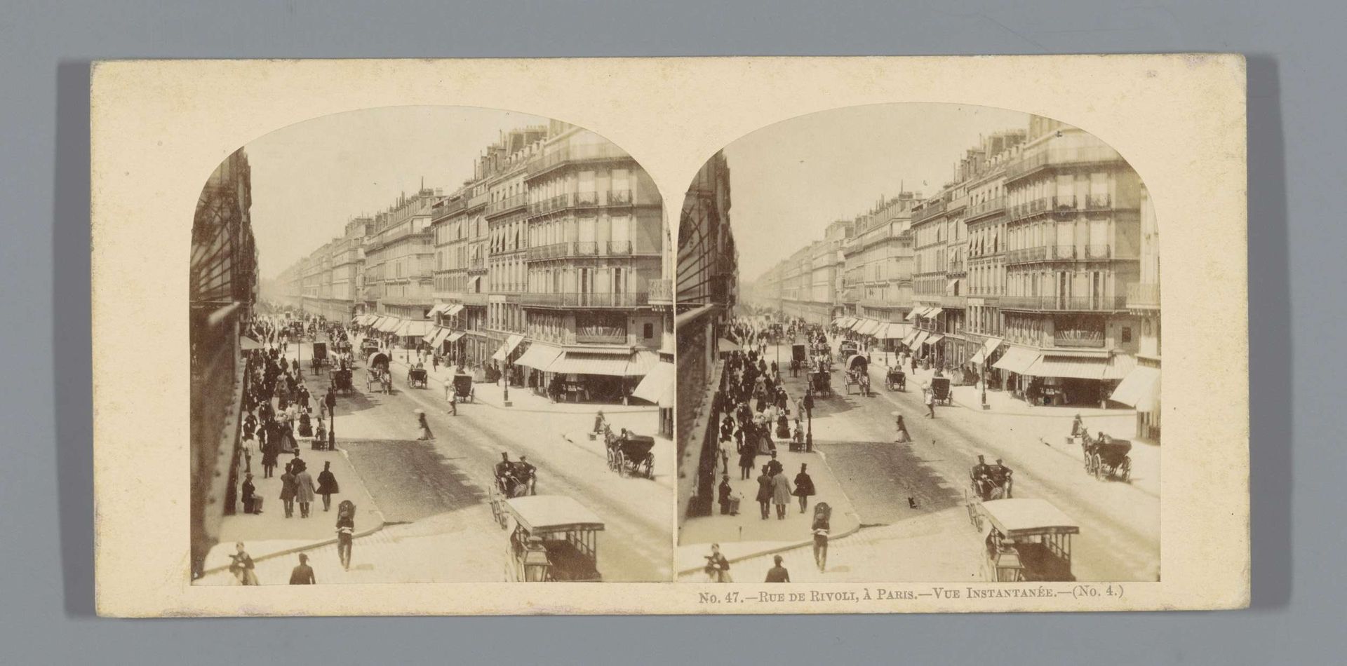 Gezicht op de Rue de Rivoli te Parijs by London Stereoscopic Company