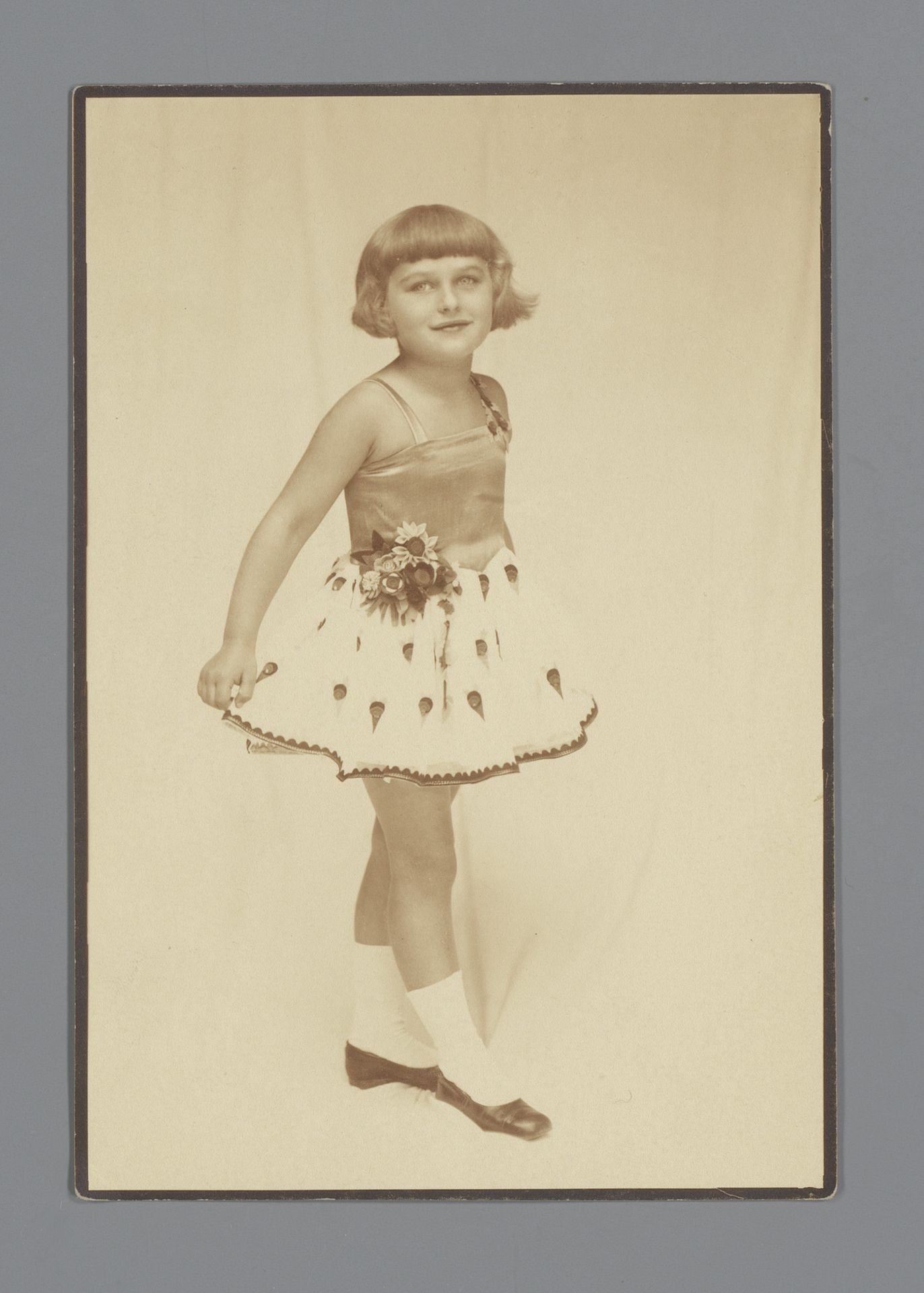 Model in een jurk van de Wiener Werkstätte by Anonymous