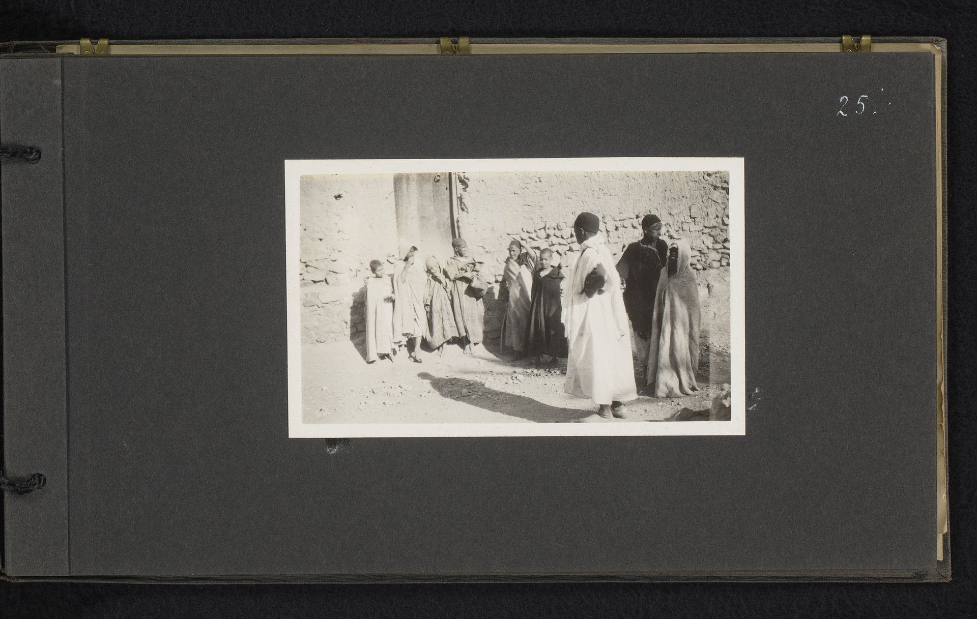 Groep jongeren in Oudaghir, Le Figuig by A.G.A. van Eelde