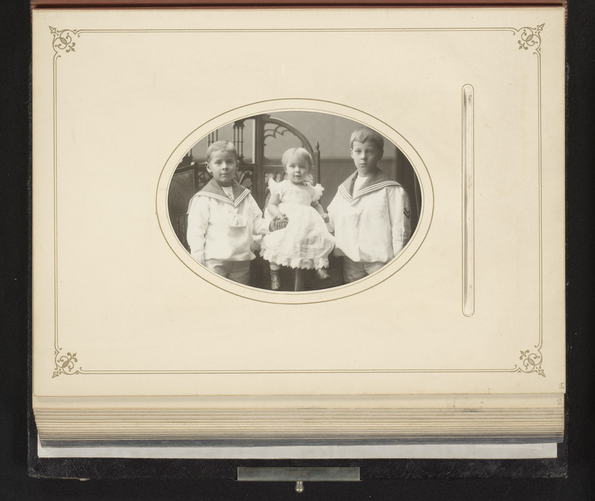 Portret van drie kinderen by Samson & Co.