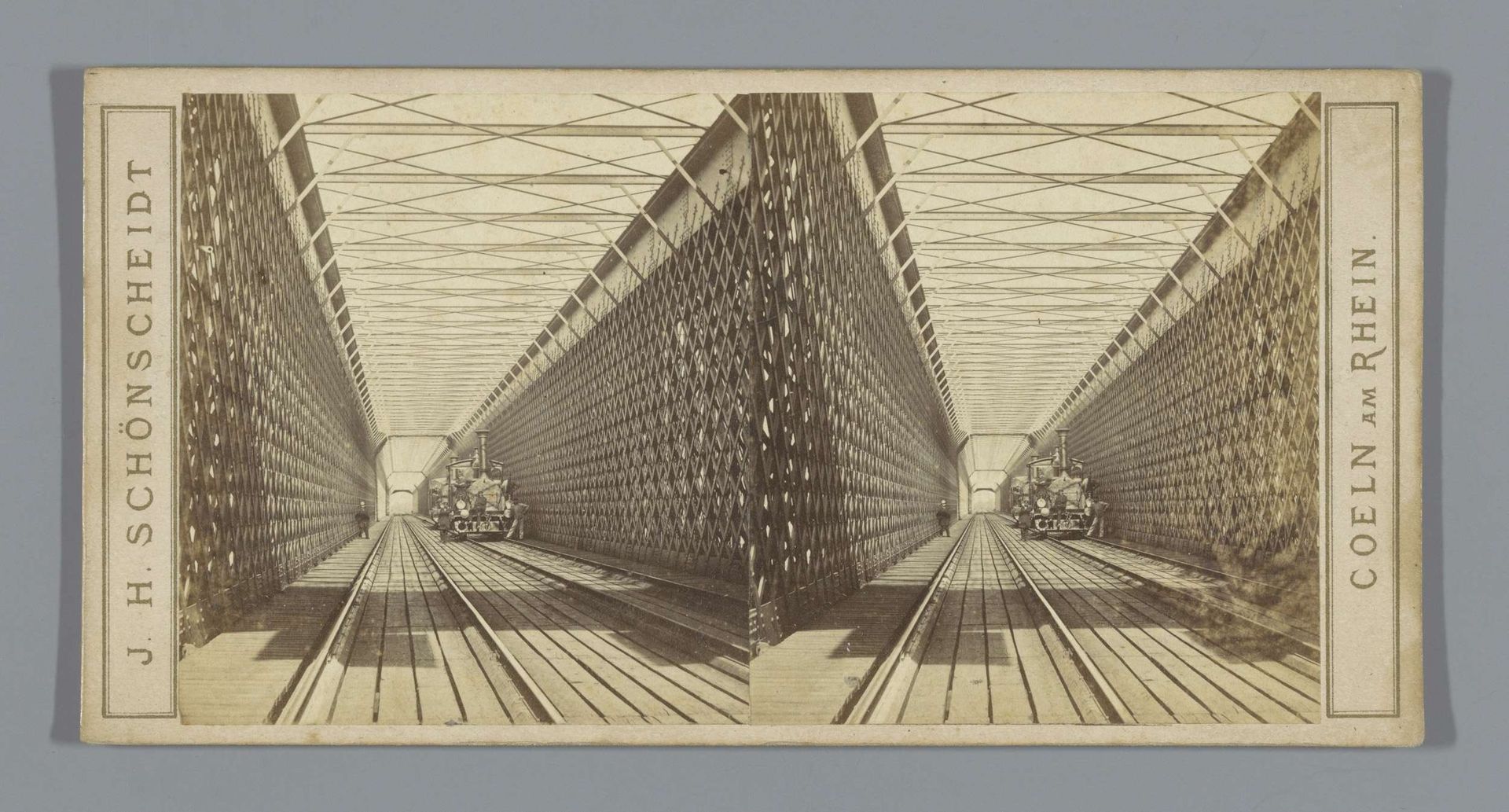 Locomotief op rails op de Dombrücke te Keulen by Johann Heinrich Schönscheidt
