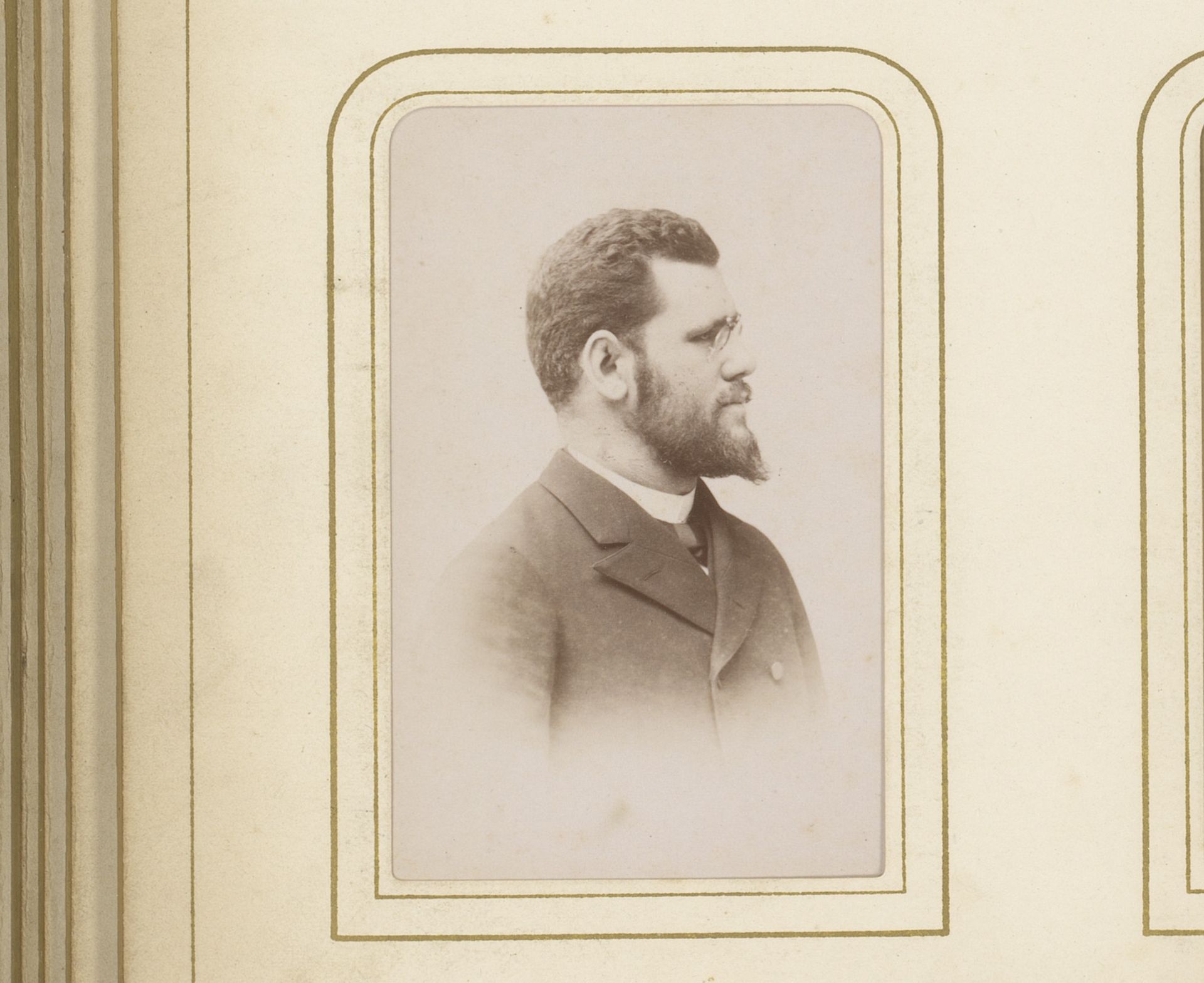 Portret van een man met baard en bril, en profil by Louis Devolder