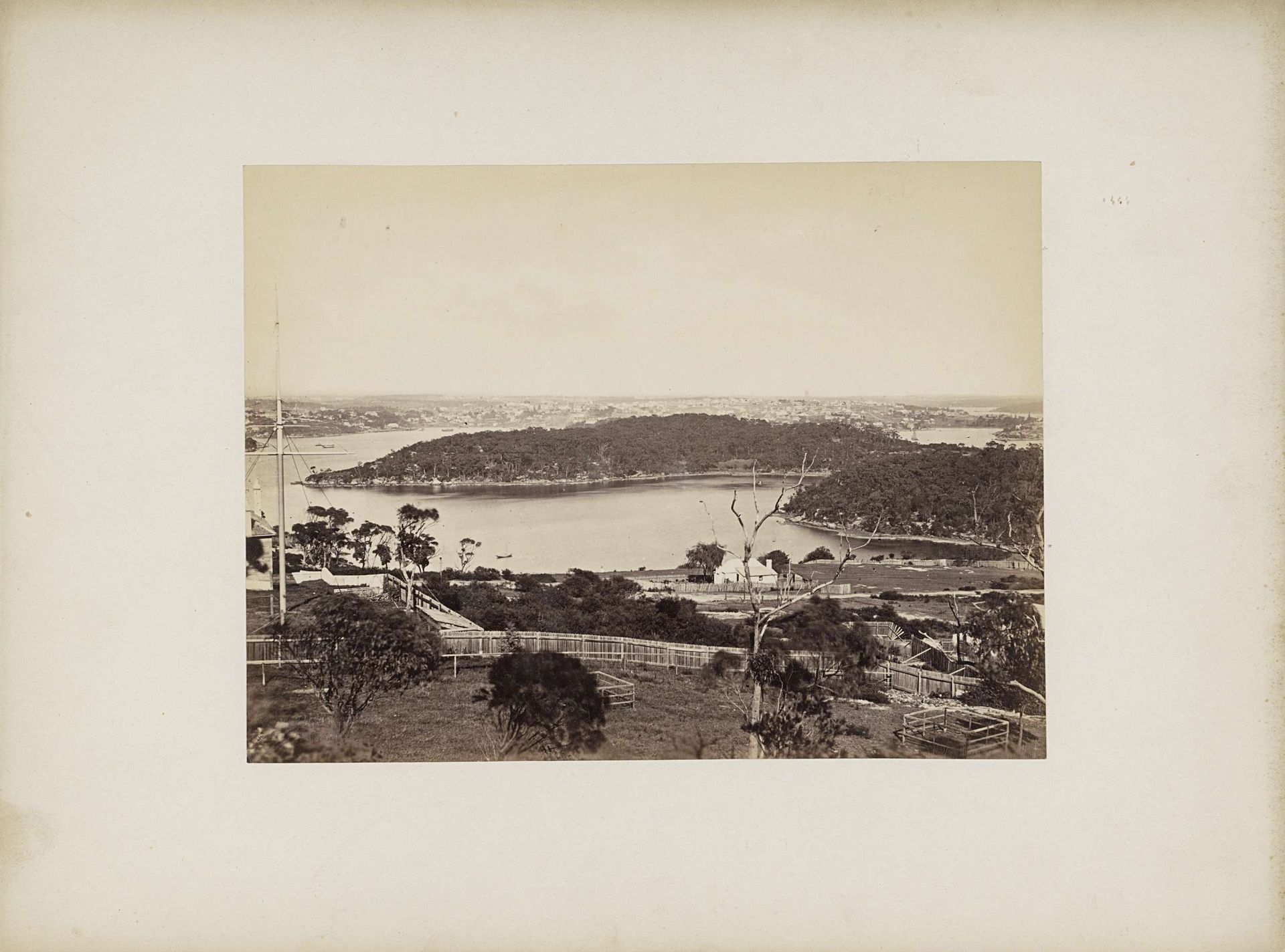 Gezicht op de havens en bossen van (vermoedelijk) Sydney by Charles Bayliss