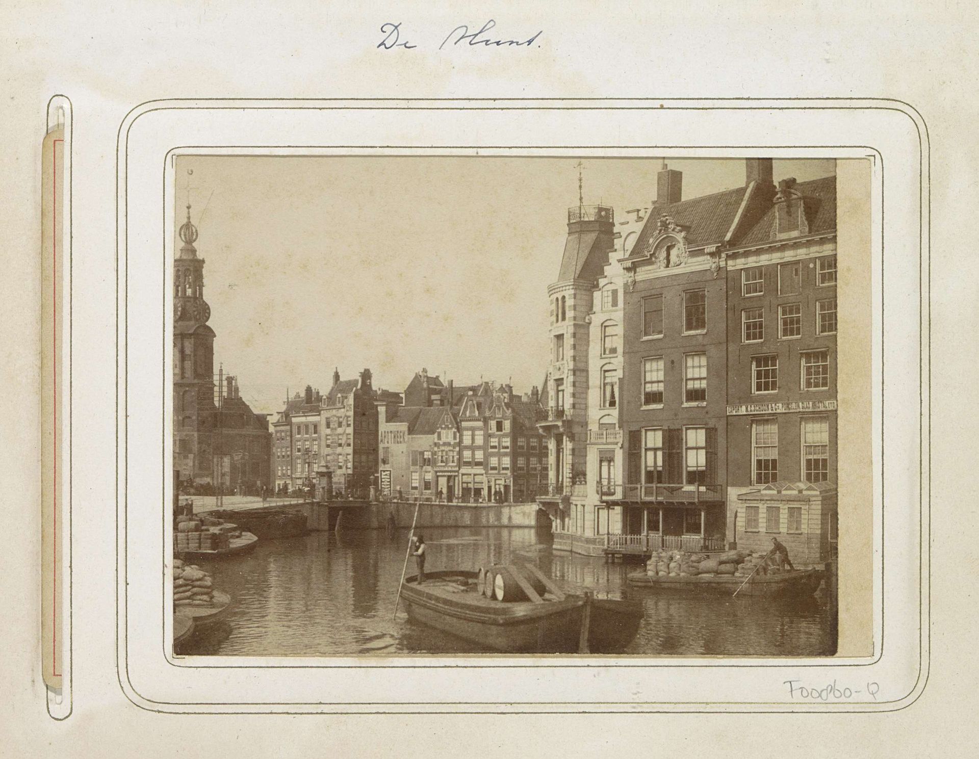 Gezicht op de Munttoren met op de voorgrond dekschuiten op de Amstel by Andreas Theodorus Rooswinkel