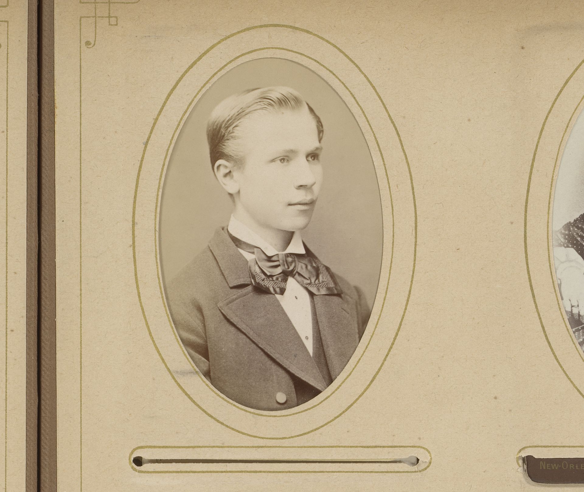 Portret van een jonge man met vlinderstrik by C. Domzig