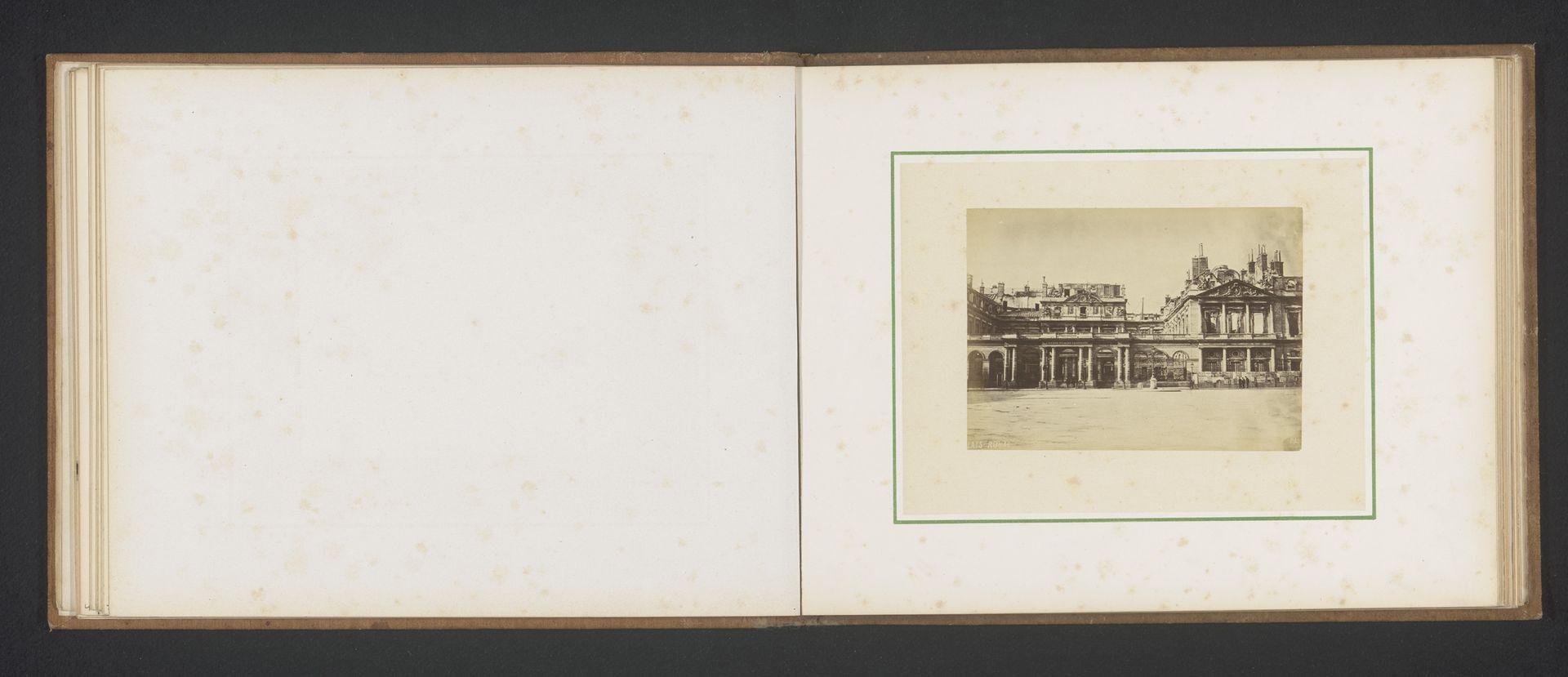 Gezicht op het Palais-Royal in Parijs na de brand door de Commune van Parijs by P. Loubère