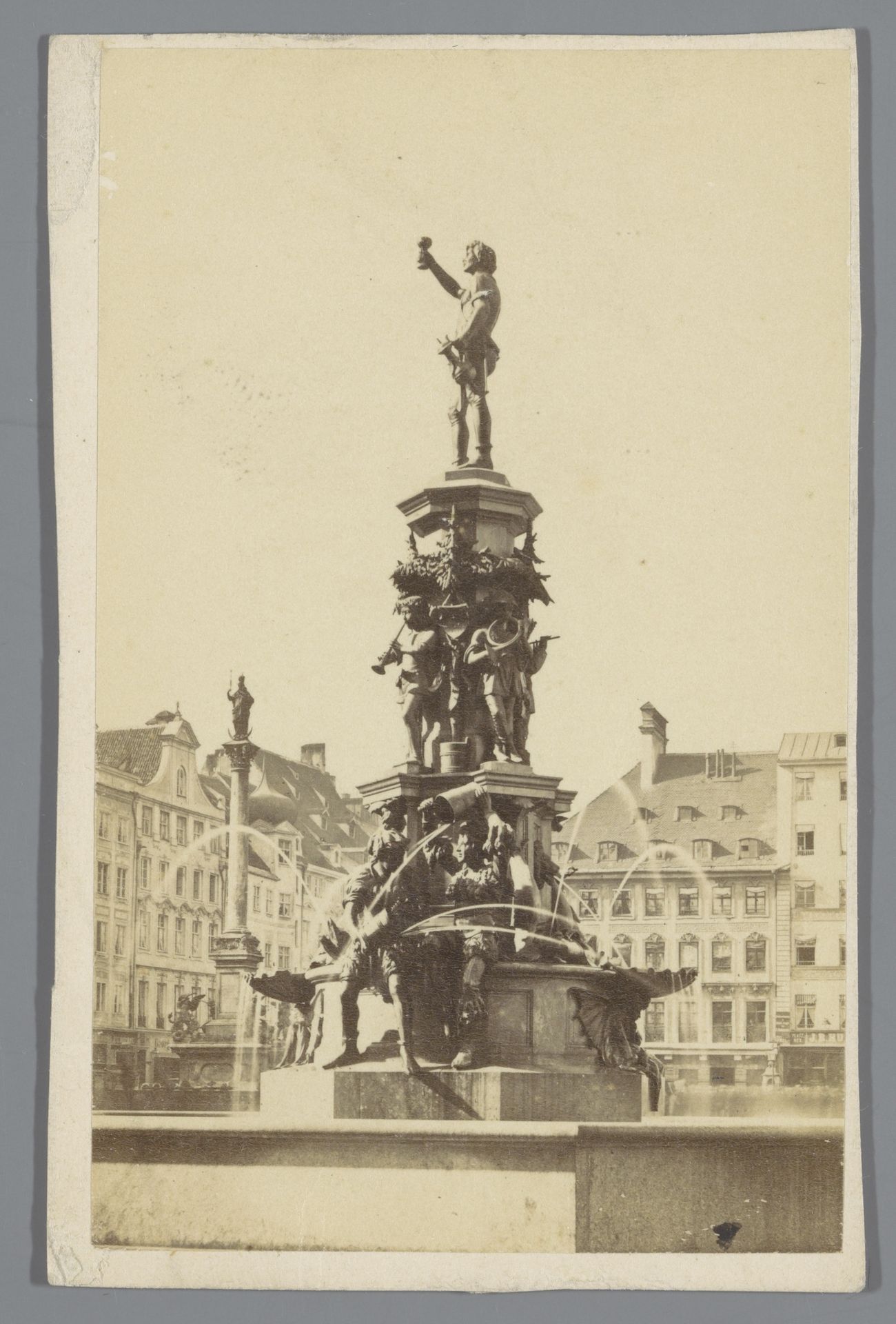 Fischbrunnen op de Marienplatz in München by Anonymous