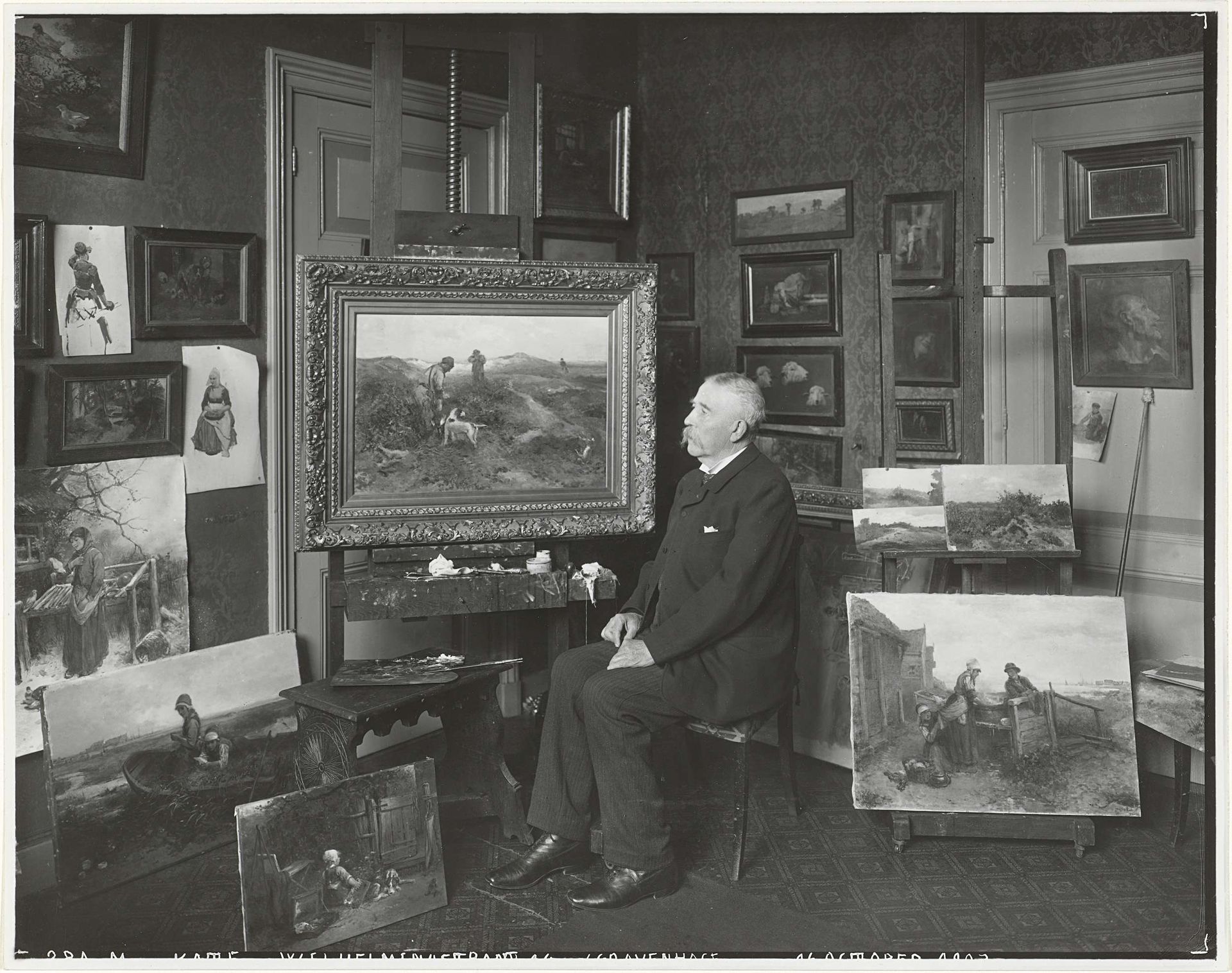 Mari ten Kate in zijn atelier in de Wilhelminastraat 14 in Den Haag by Sigmund Löw