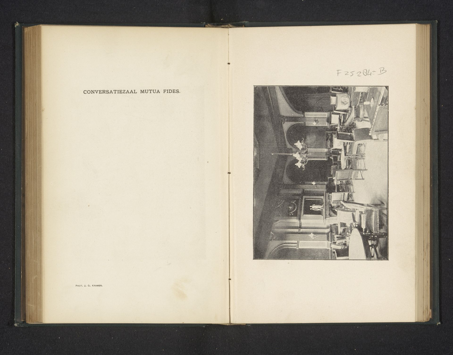 Gezicht op de conversatiezaal van studentensociëteit Mutua Fides in Groningen by Johannes Gerardus Kramer
