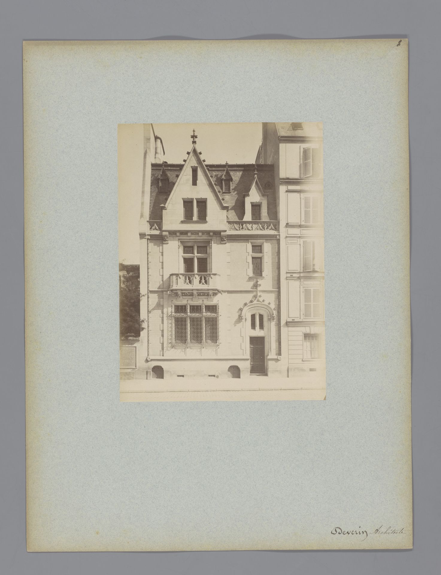 Façade van een woonhuis in Parijs, ontworpen door Henri Deverin by Lampué et Cie