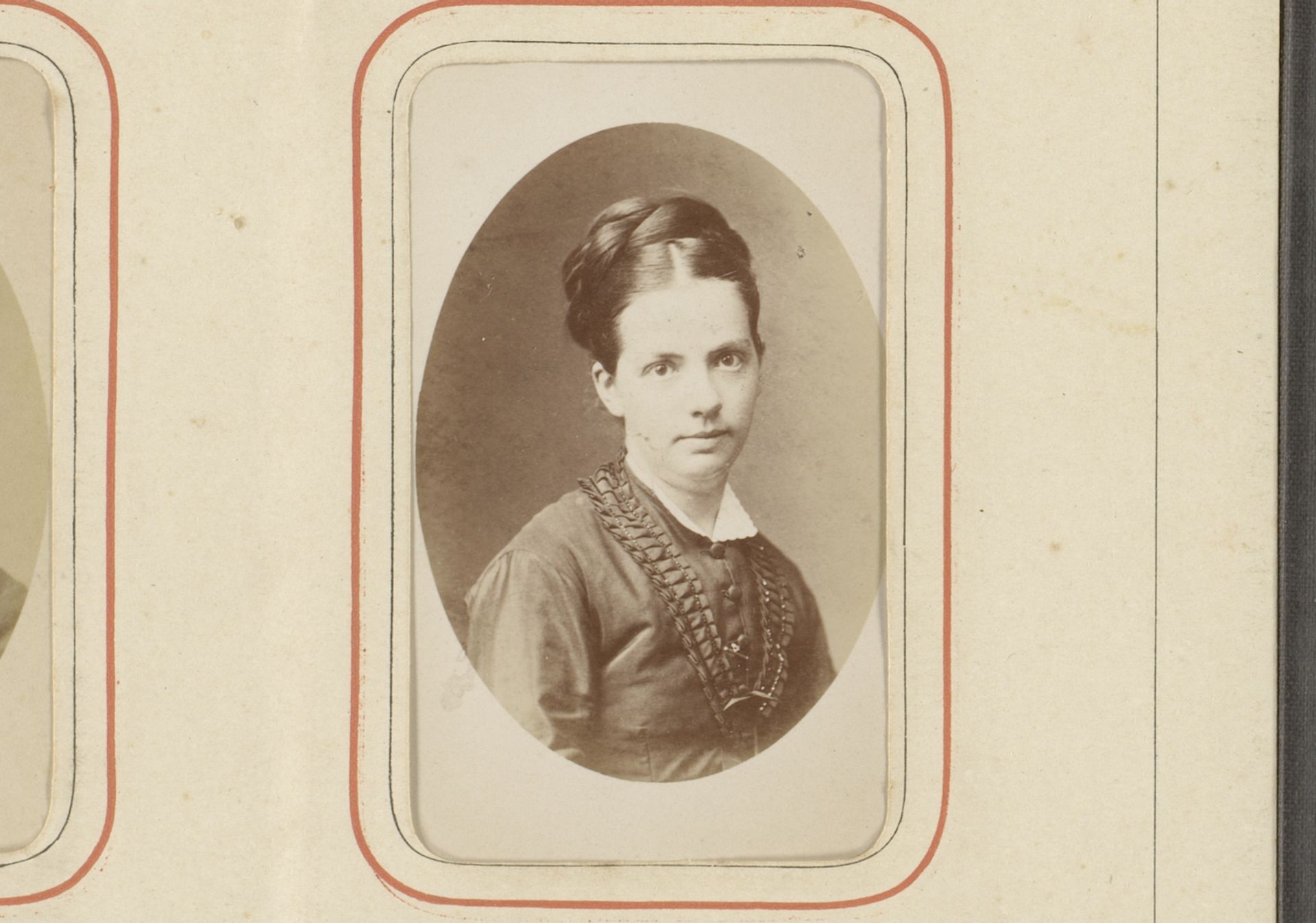 Portret van een onbekende vrouw by Johannes Baer