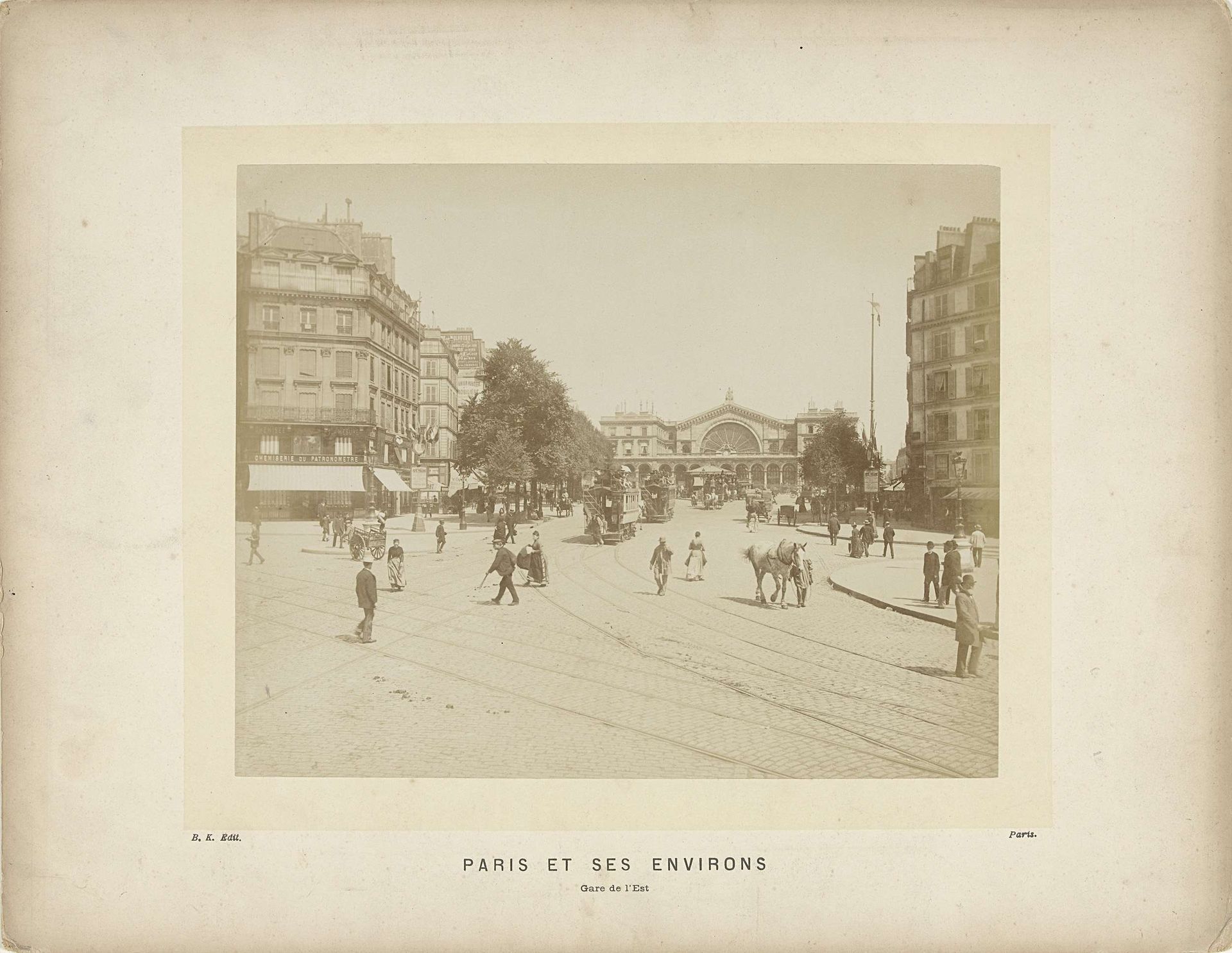 Gezicht op station Gare de l'Est te Parijs by Adolphe Block