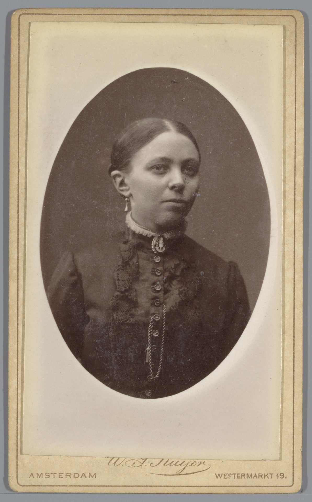 Portret van een onbekende vrouw by Willem Gerhardus Kuijer