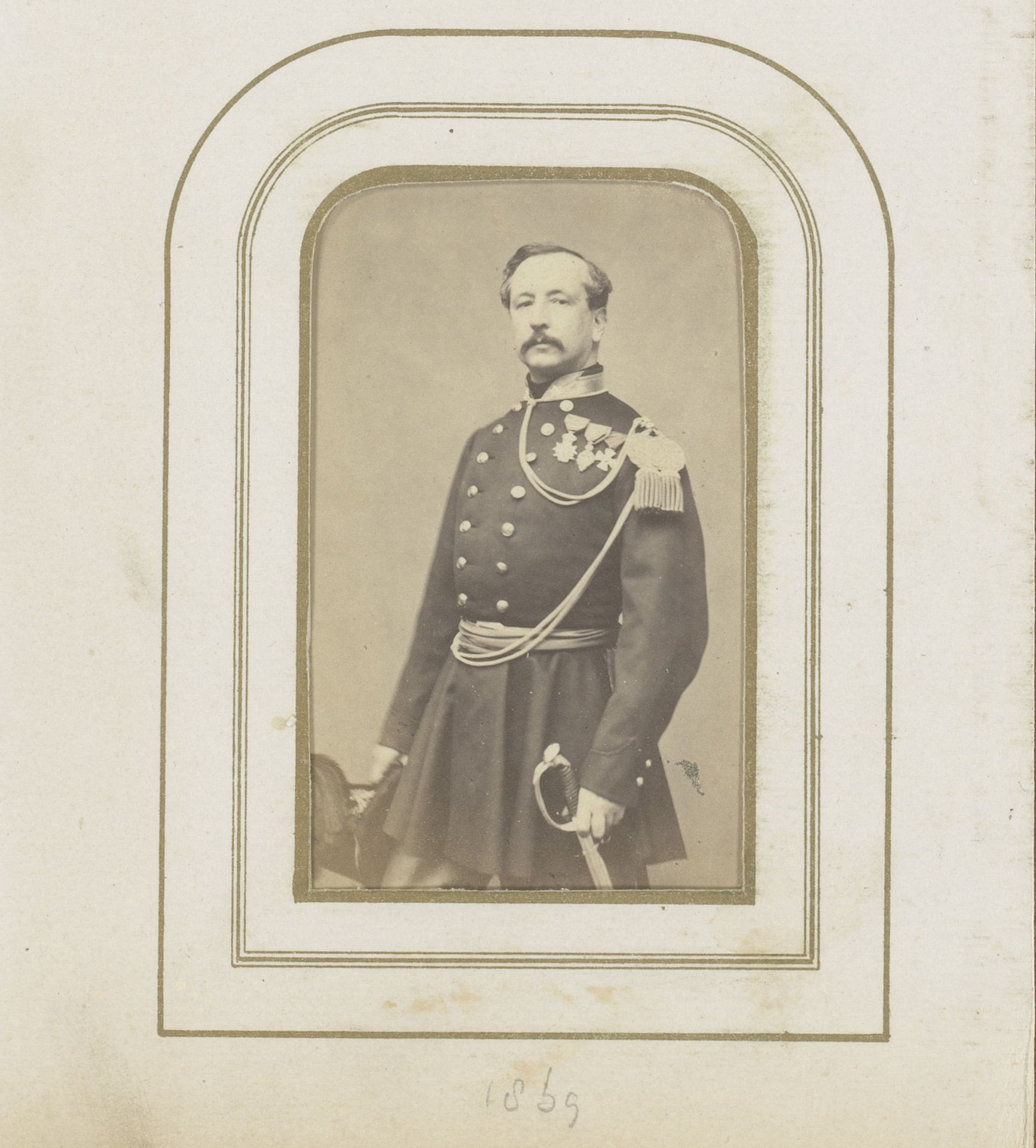 Portret van een man met zwaard en sigaar in uniform met medailles by Maes & Michaux