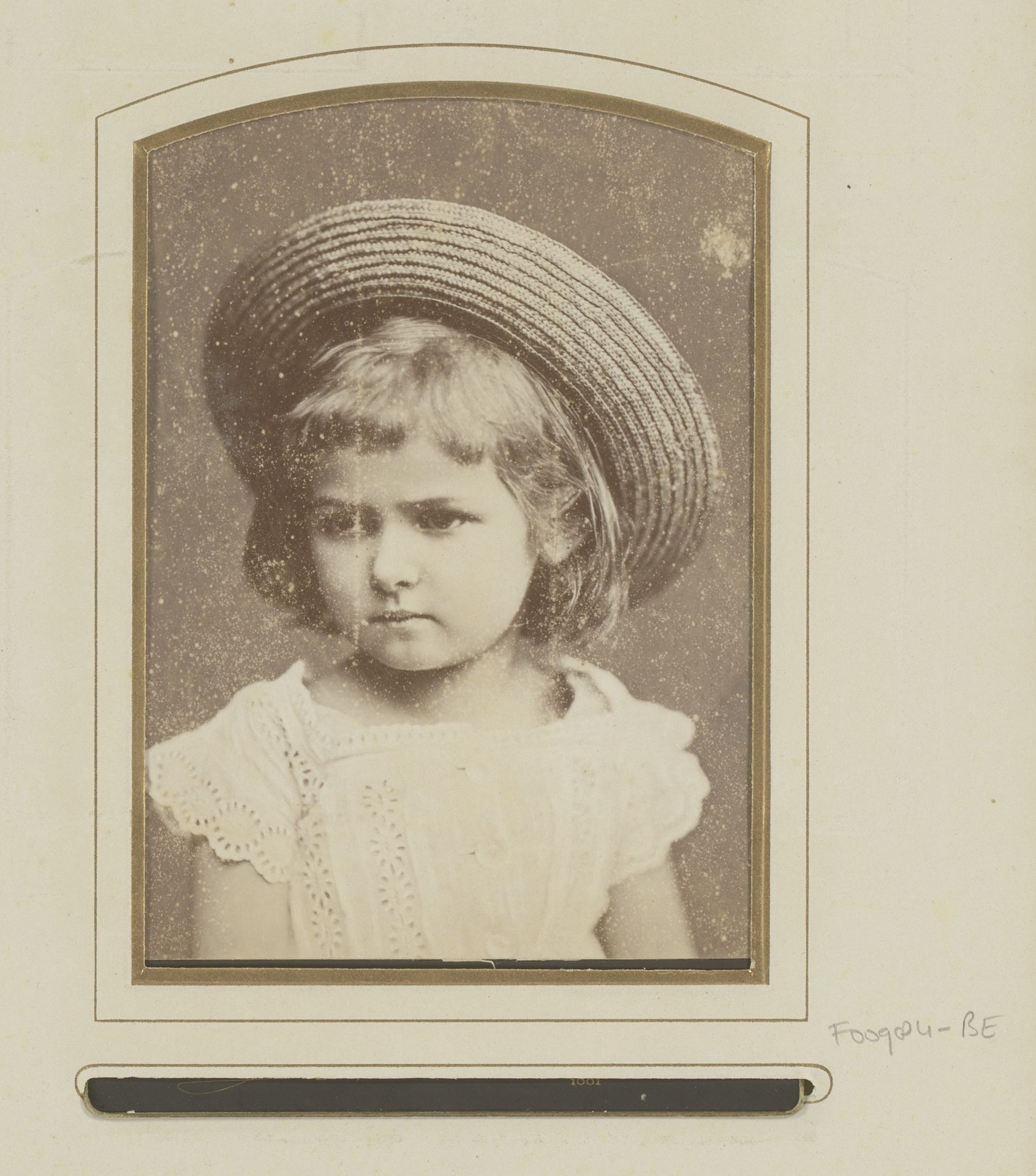 Portret van een meisje in witte jurk met strohoed by Sophus Williams