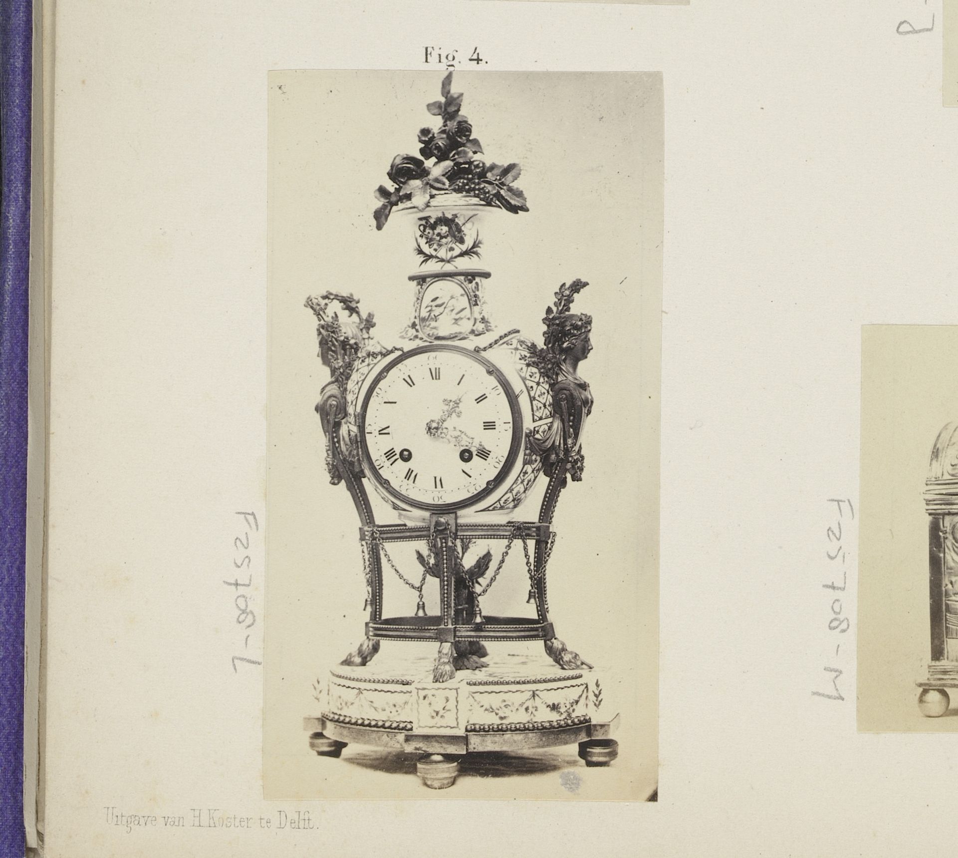 Pendule van prins Willem V op de Tentoonstelling van oudheden in Delft by A.L. Oversluijs