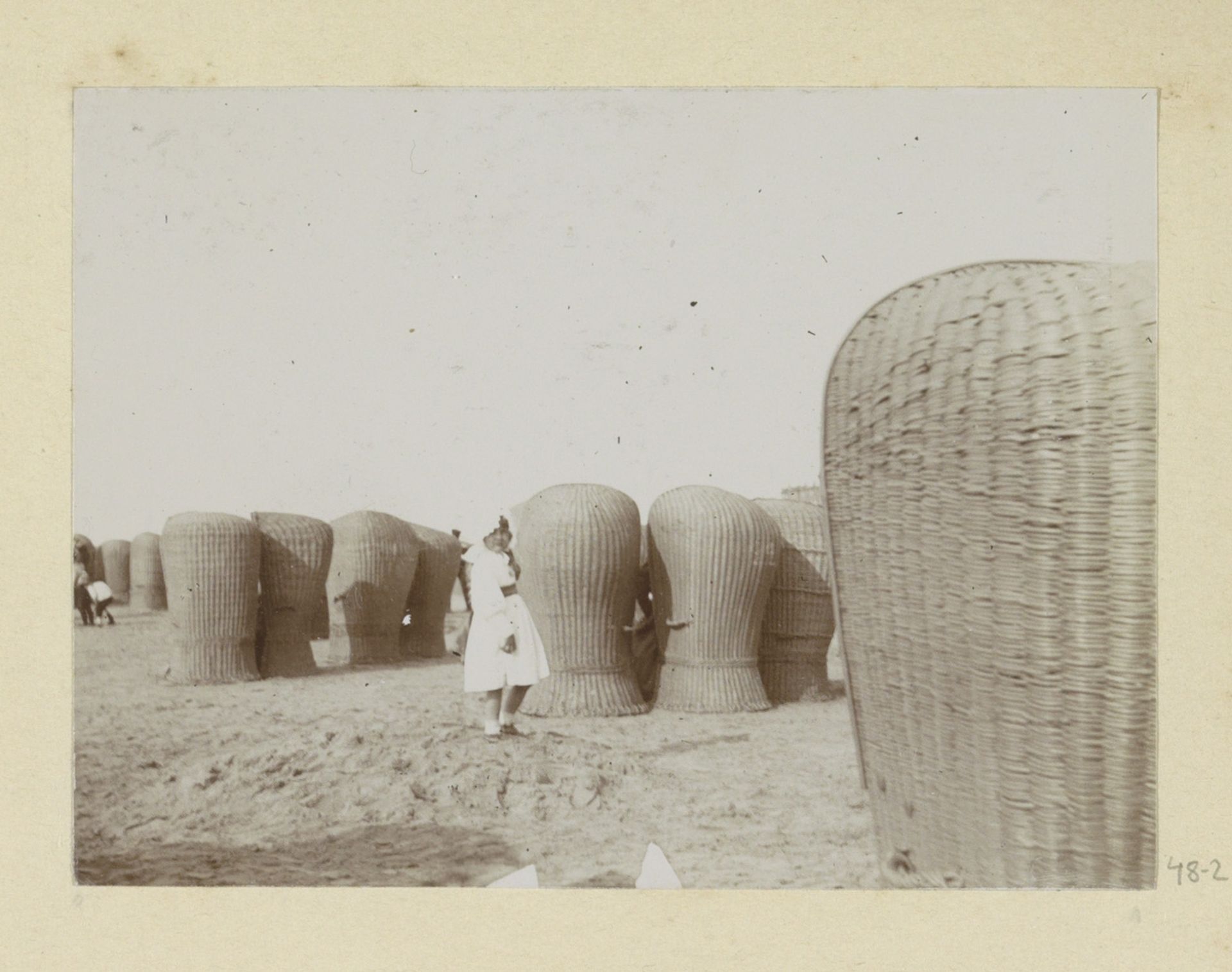 Meisje op het strand tussen strandstoelen by Hendrik Herman van den Berg