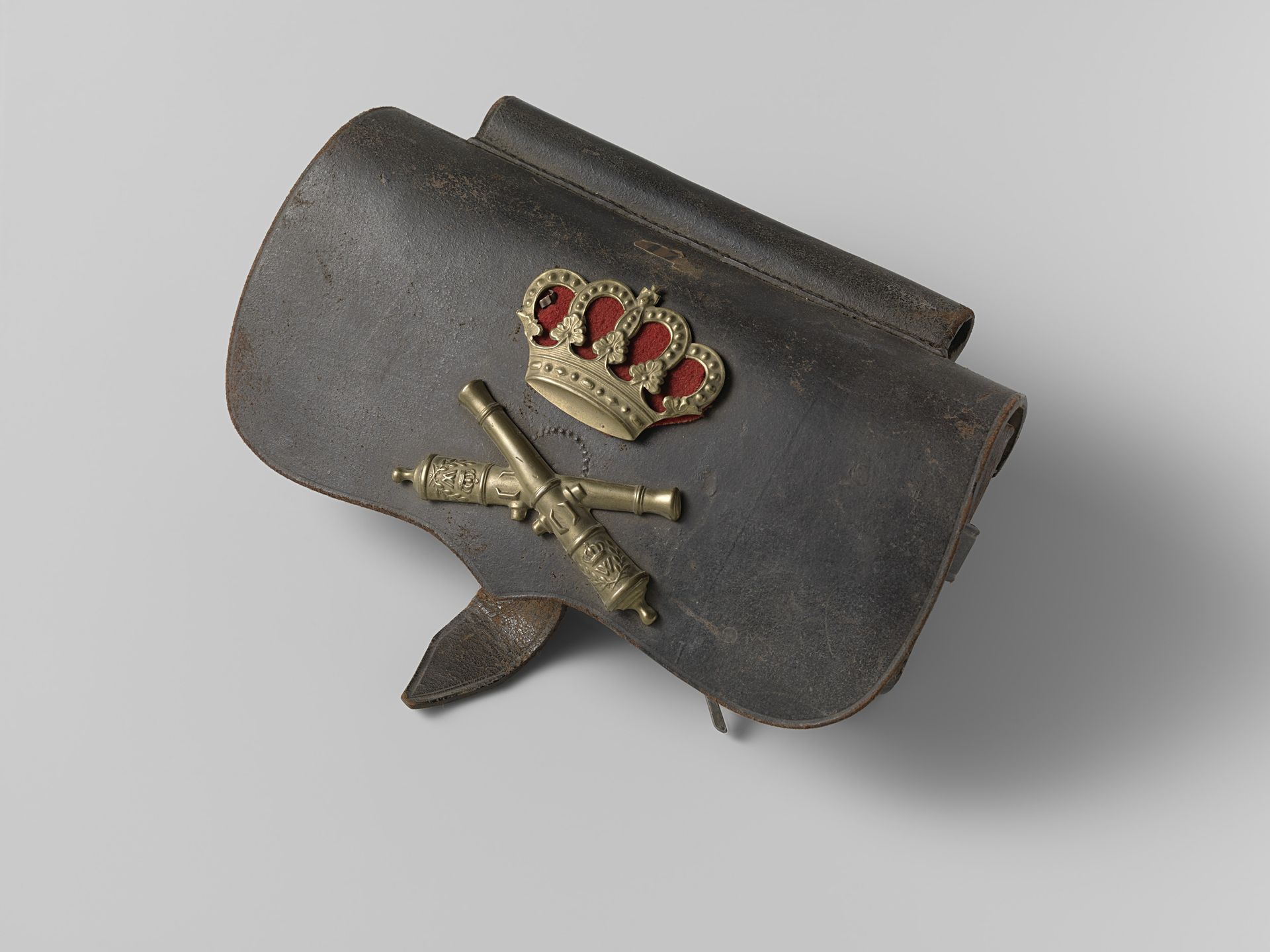 Patroontas met bandelier gedragen door C.J.H. Graaf van Limburg Stirum, kolonel adjudant van Z.K.H. de Prins van Oranje by Anonymous