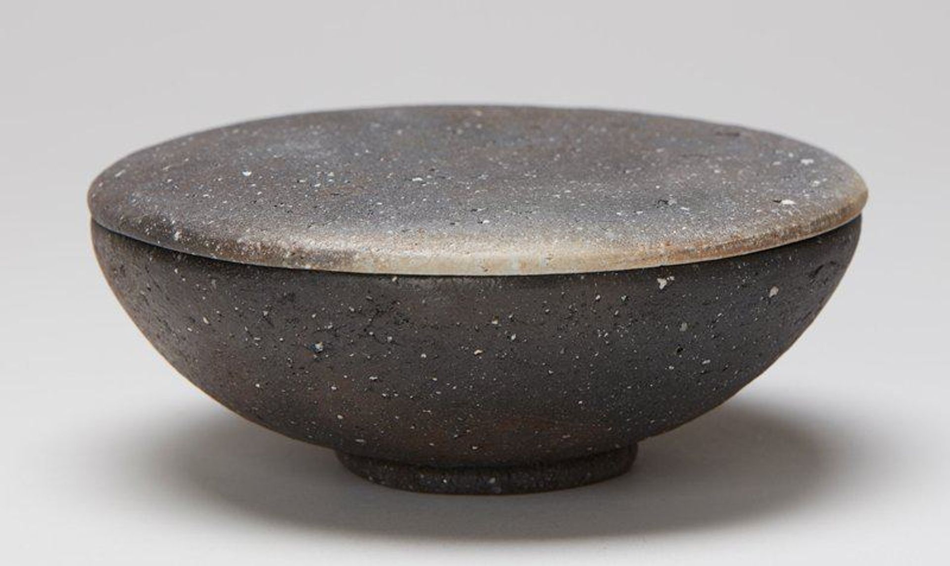 (Covered bowl) by Uematsu Eiji