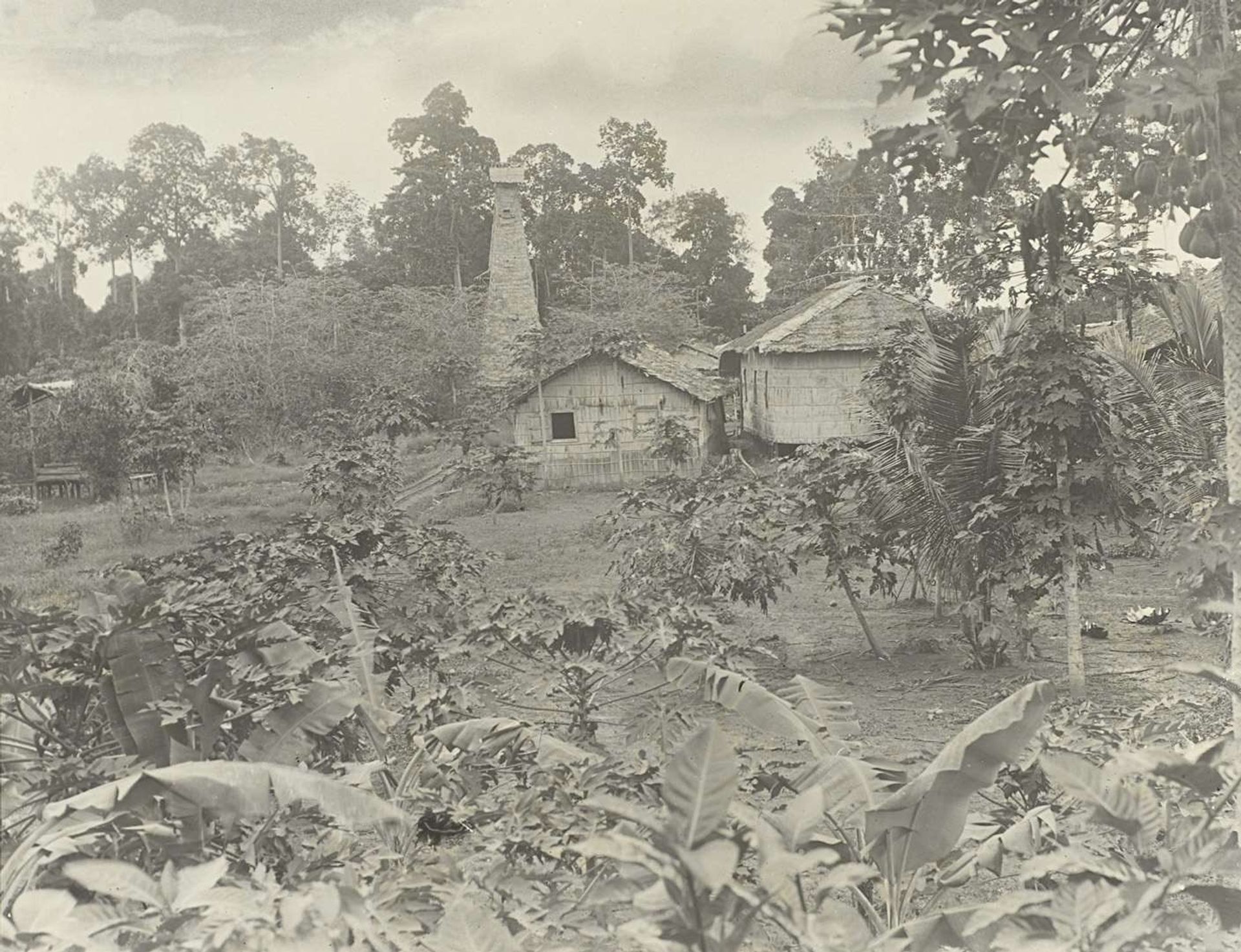 Boortoren tussen huizen by Anonymous