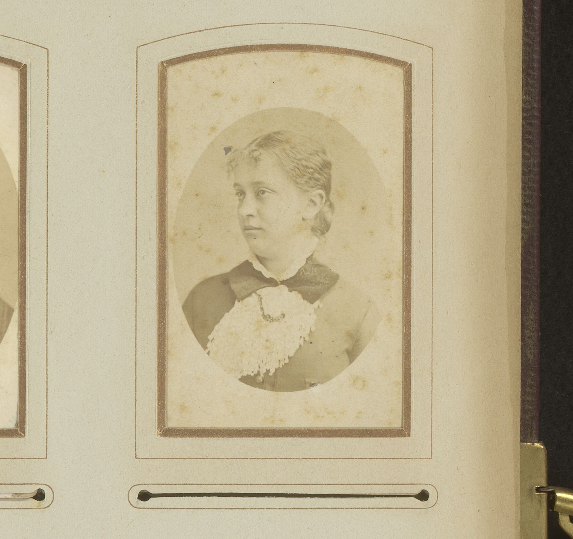 Portret van een jonge vrouw by Albert Greiner