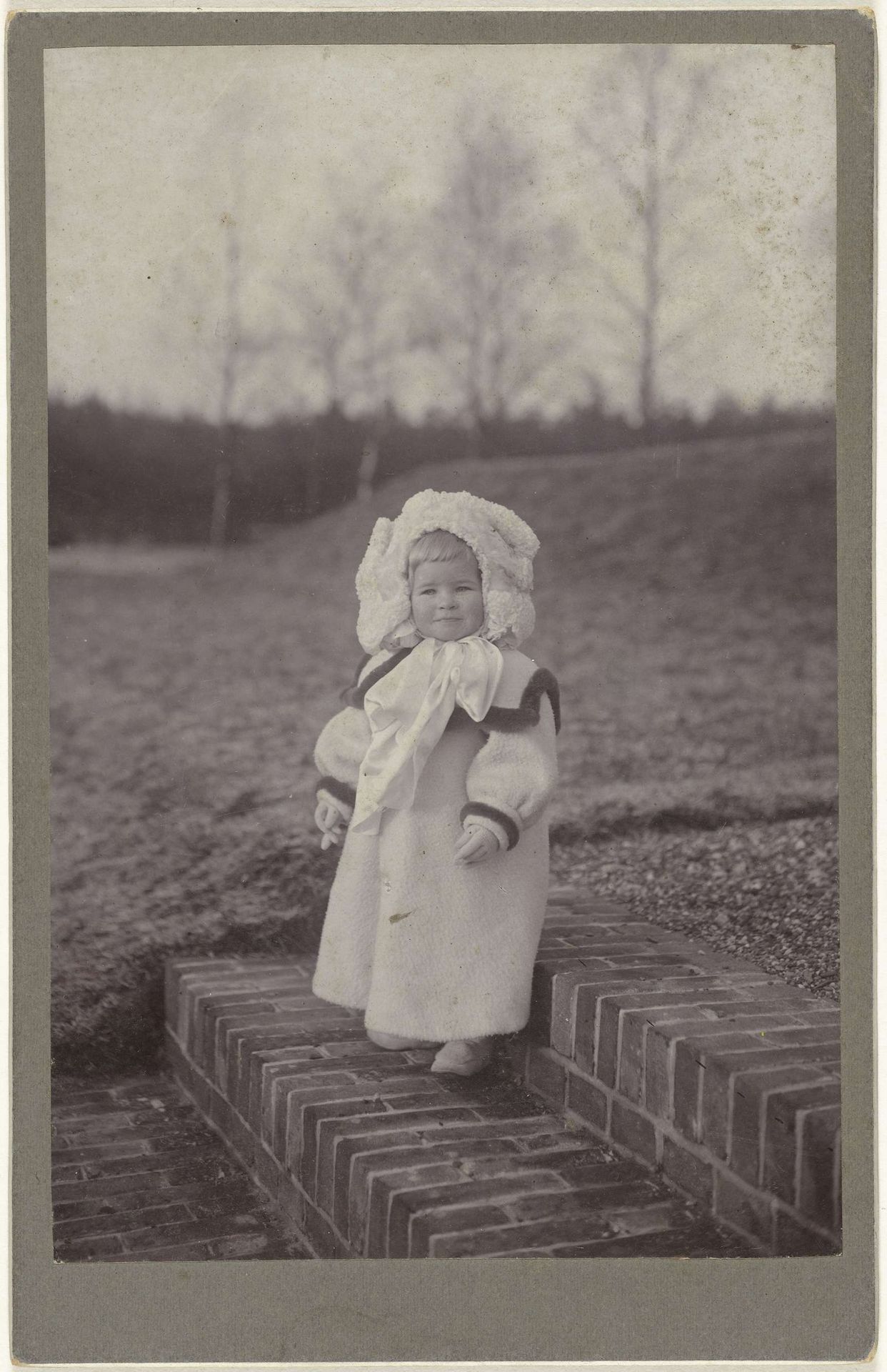 Portret van Irène Pauw van Wieldrecht, een dochter van de fotograaf by Henry Pauw van Wieldrecht