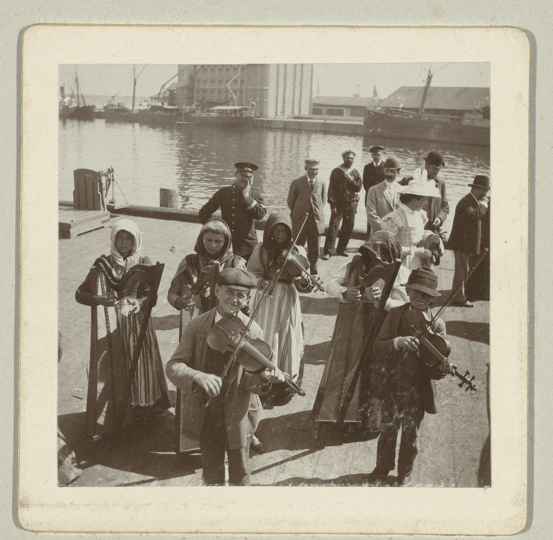 Groep kinderen spelend op muziekinstrumenten. by Henry Pauw van Wieldrecht