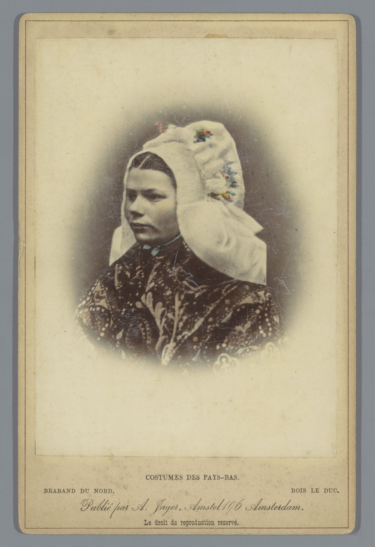 Portret van een onbekende vrouw in klederdracht van 's Hertogenbosch, Noord- Brabant by Andries Jager