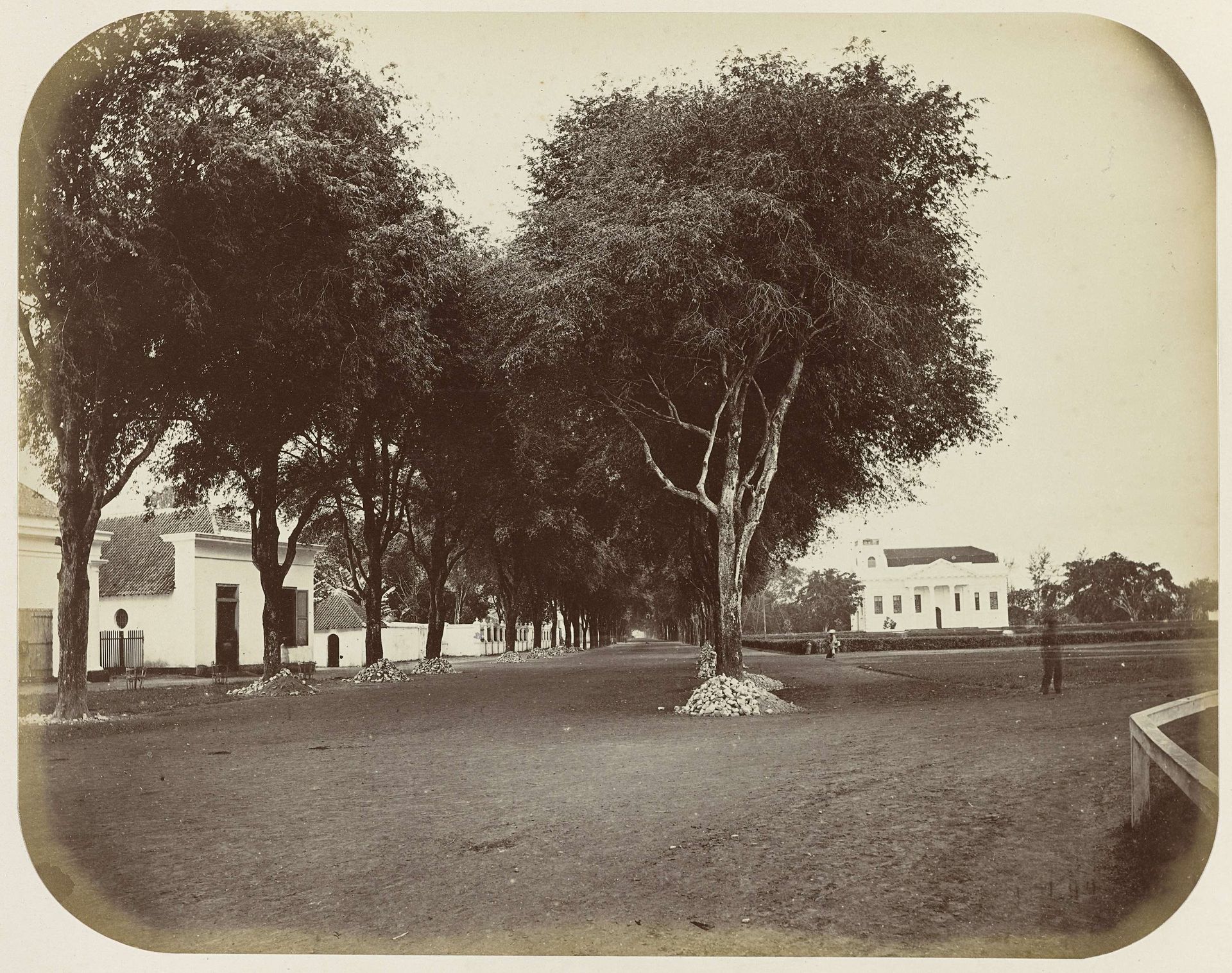 Het Hooge Pad te Makassar met rechts de protestantse kerk by Woodbury & Page
