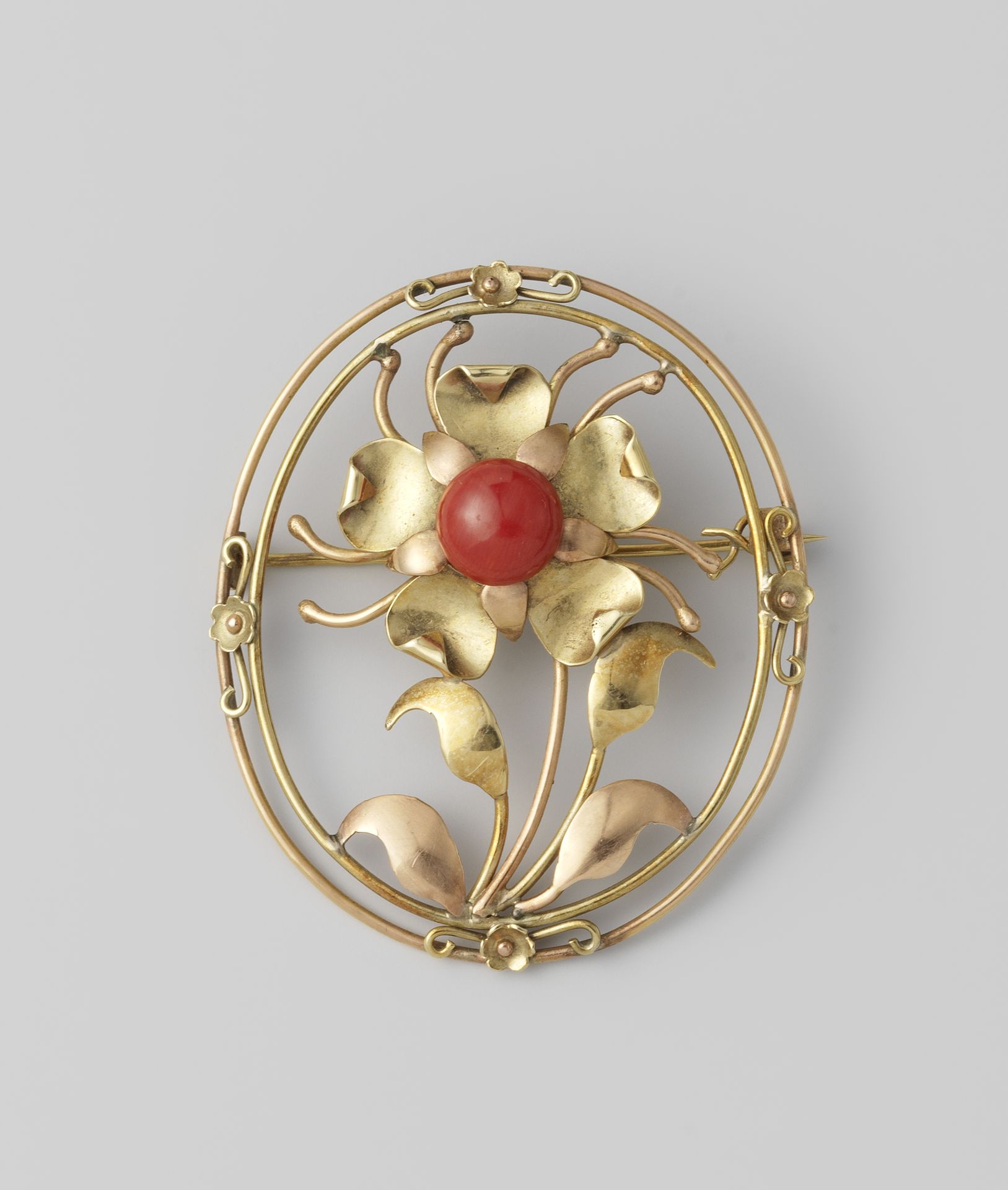 Ovale broche van gouddraad met bloem met hart van bloedkoraal by Carel Theulings