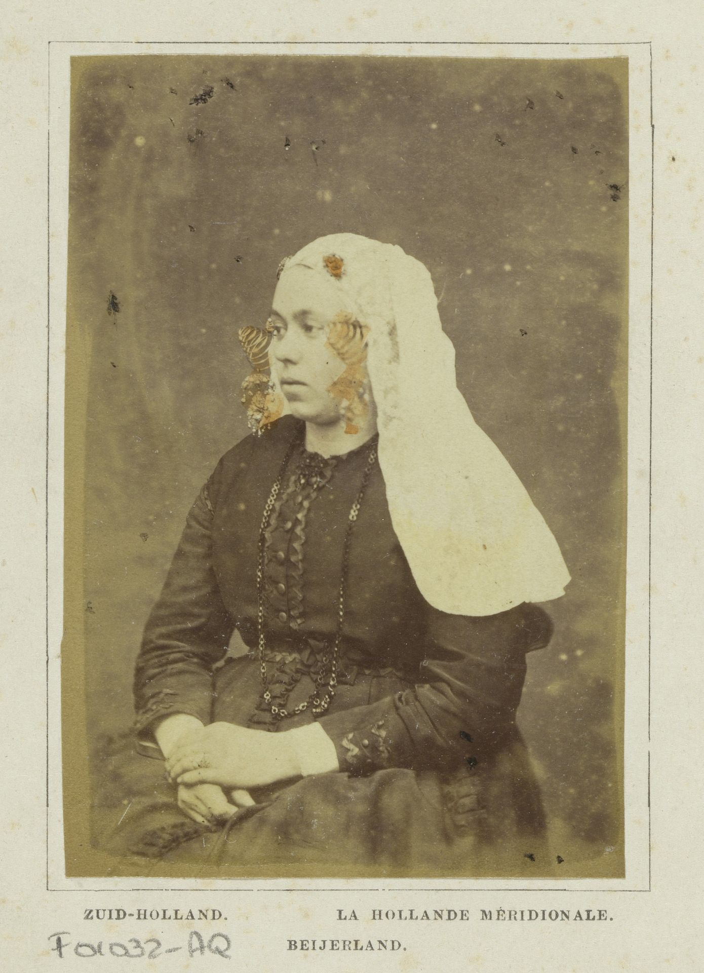 Portret van een onbekende vrouw in klederdracht van Beijerland, Zuid-Holland by Andries Jager
