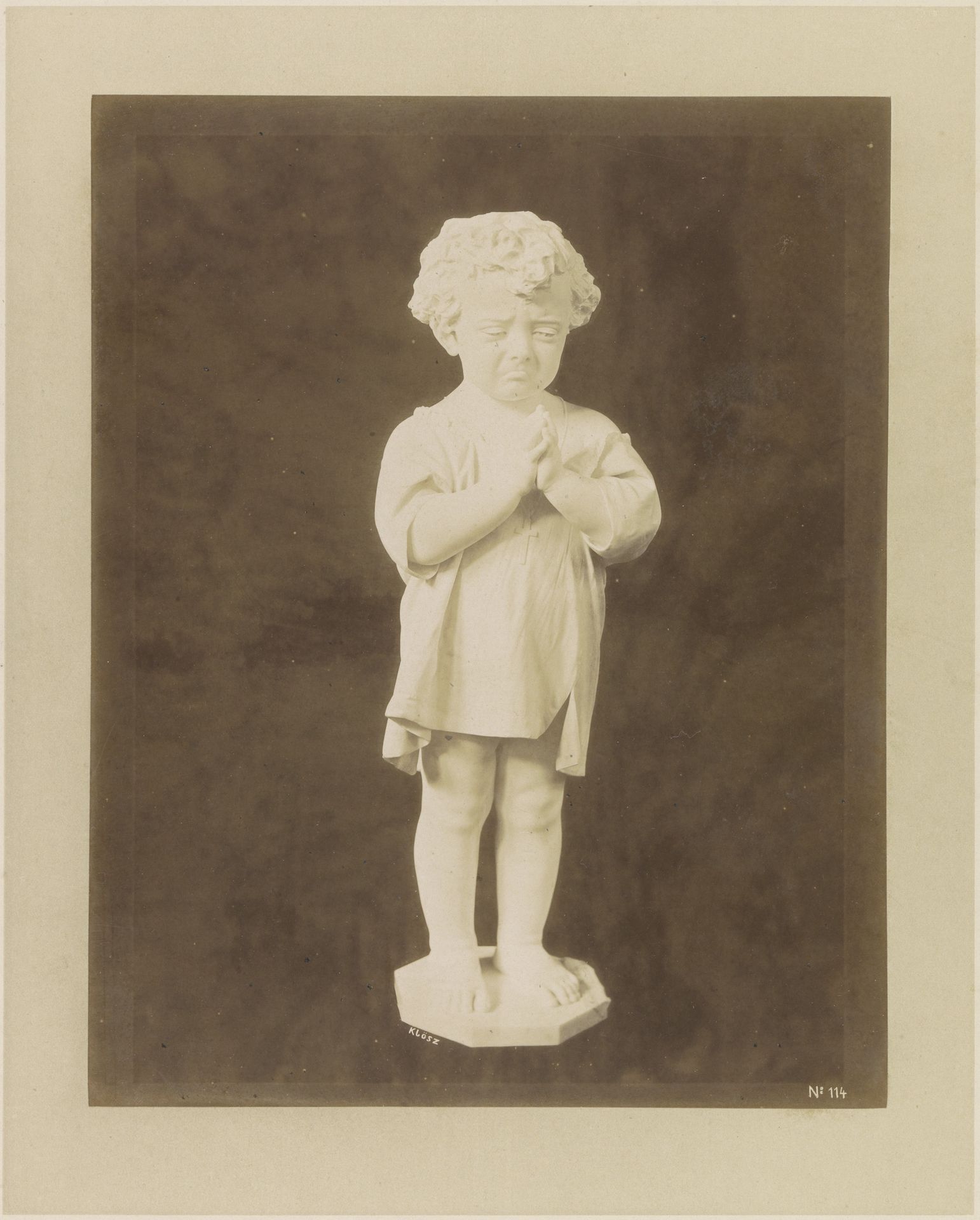 Sculptuur van een huilend kind met gevouwen handen by klösz