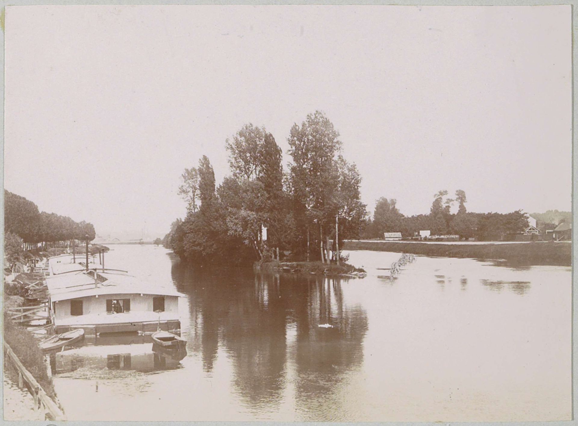 Gezicht op een rivier bij Pontoise by Delizy