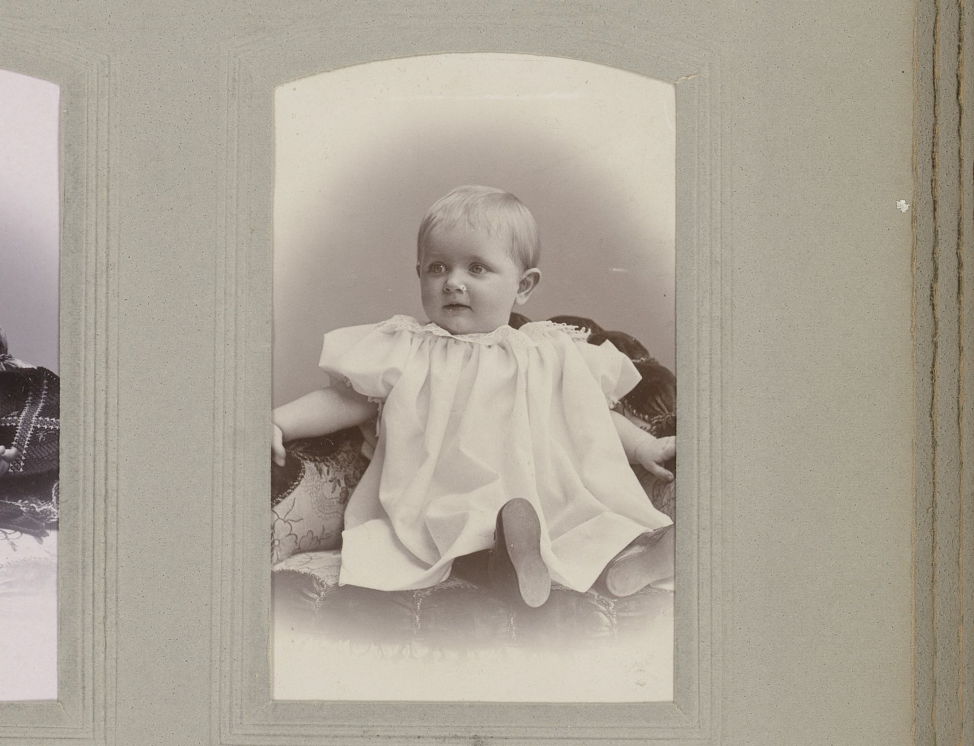 Portret van een zittend kind by Gustaf Alfred Johanson Dahllöf