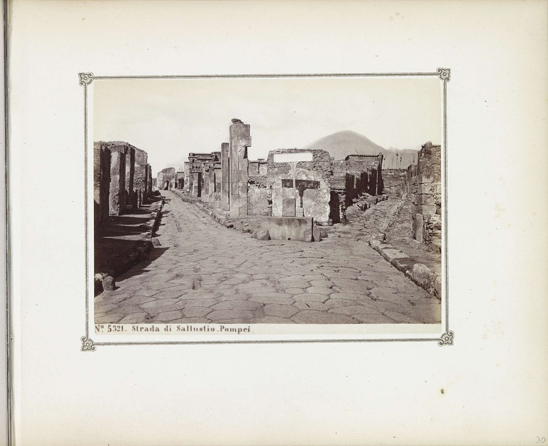 Restanten van de Straat van Sallustius in Pompeï by Giorgio Sommer