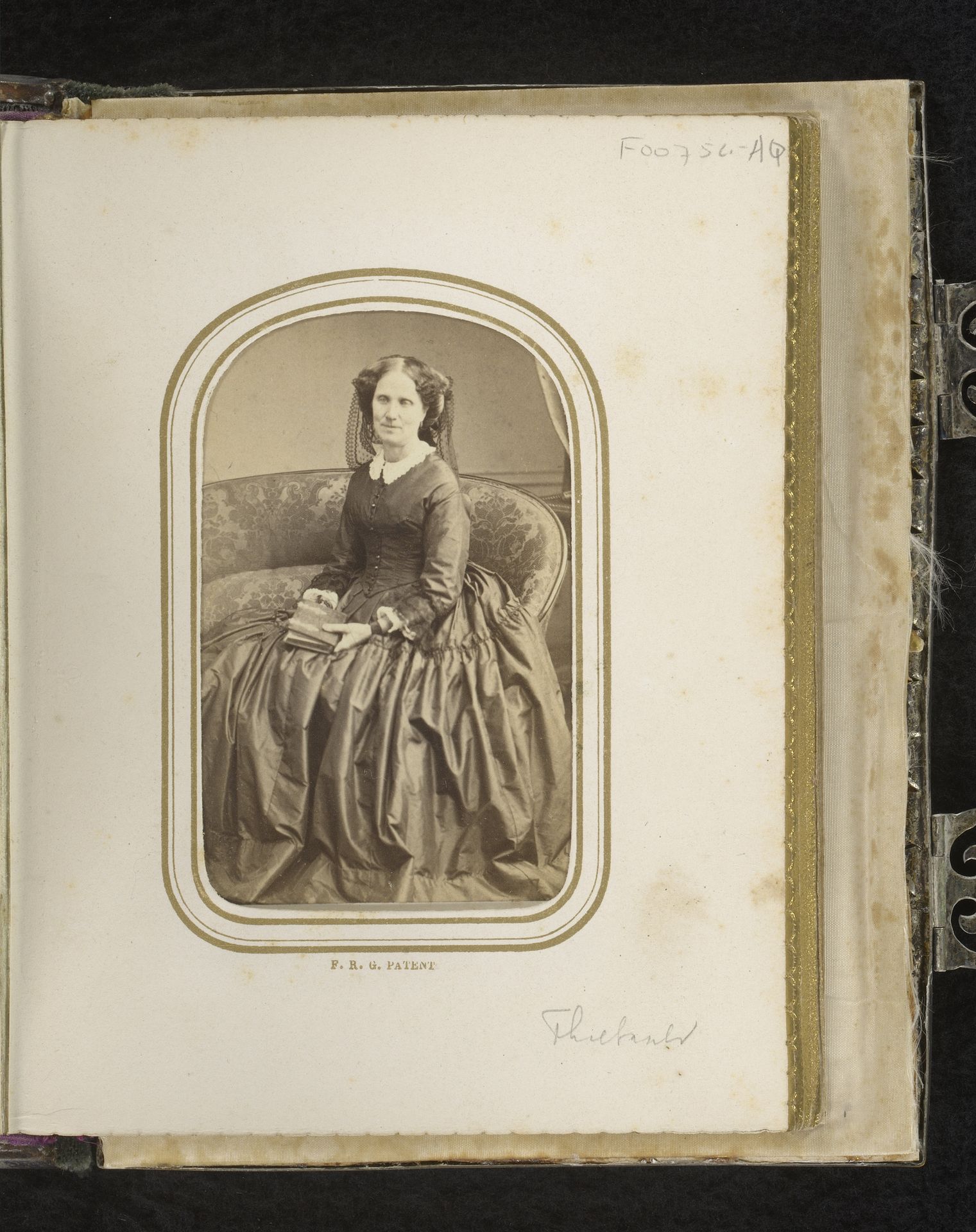 Portret van een zittende vrouw met muts en boek by G. Thiébault